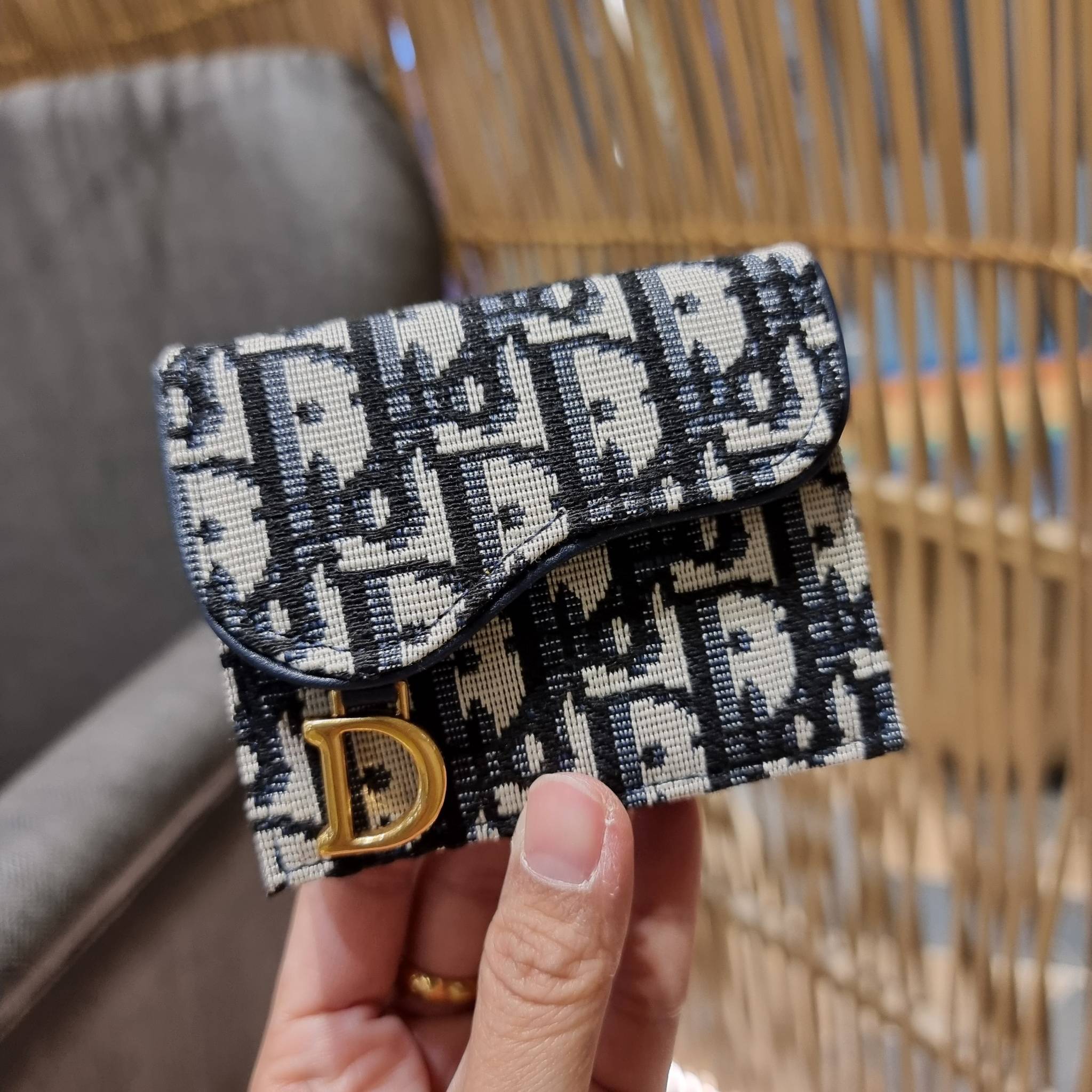 VIP 】CD MULTI WALLET WITH GWP กระเป๋าสตางค์ขนาดเหมาะมือ กะทัดรัดไม่กินพื้นที่ พรีเมี่ยมกิ๊ฟจากเคาน์เตอร์ ดีไซน์แบบพับ ใช้งานง่าย น่ารักน่าใช้จริงๆ วัสดุผ้าแคนวาสปักลาย สลับหนังแท้ภายใน ภายในมีช่องใส่บัตร ใส่ธนบัตรได้ สะดวกใช้มากๆ มาพร้อม box set ในราคาที่