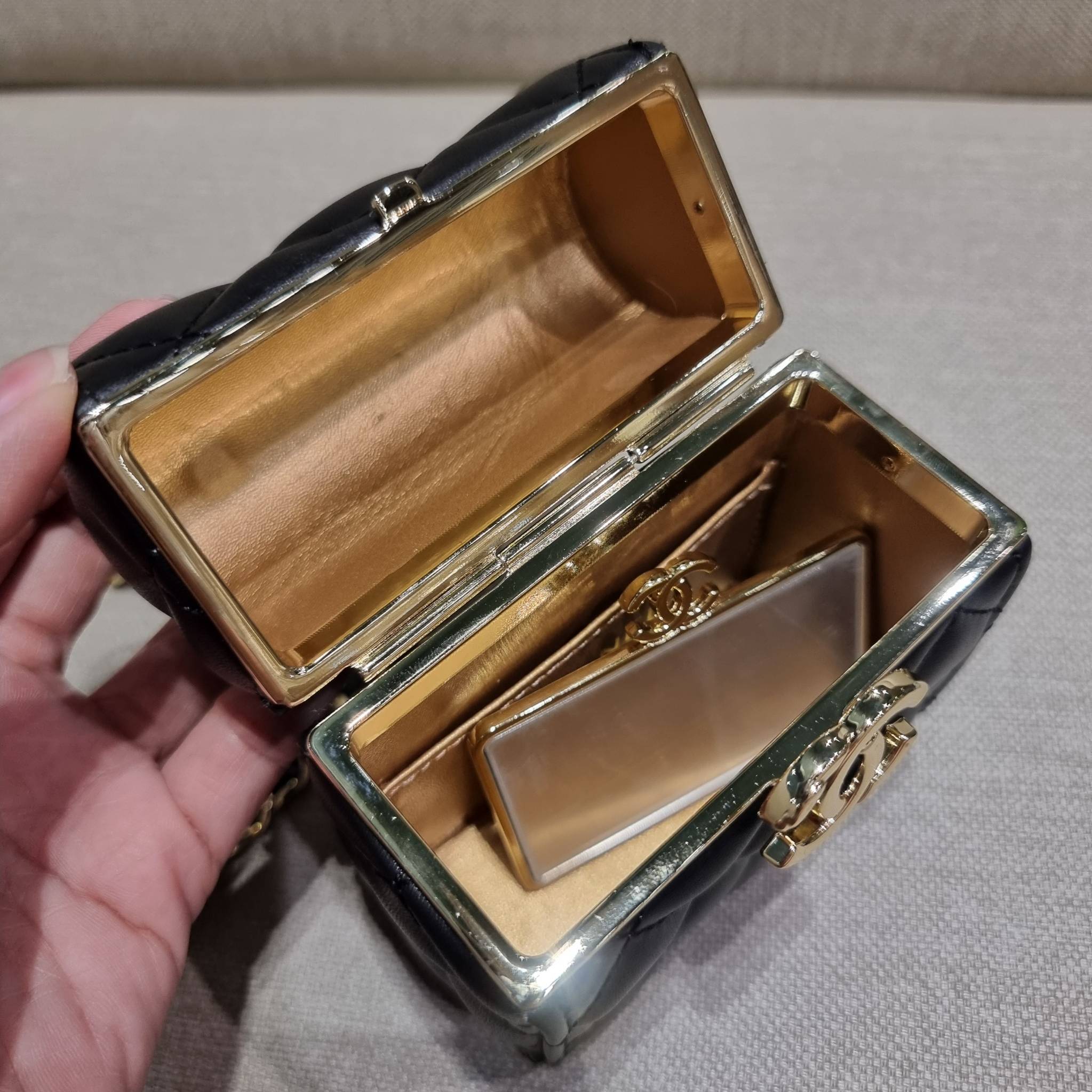 VIP 🥂 Chanel Clutch with Chain / Chanel small box with chain กระเป๋าสะพายเอนกประสงค์ รูปทรงกล่อง ไซส์มินิน่ารัก ใบจริงเห็นแล้วใจบาง หลงรักที่สุด วัสดุหนังสังเคราะห์เดินลายเส้นสวยคม อะไหล่โลโก้สีทองโดดเด่น มาพร้อมสายสะพายในตัว เปิด-ปิดด้วยการกดที่โ