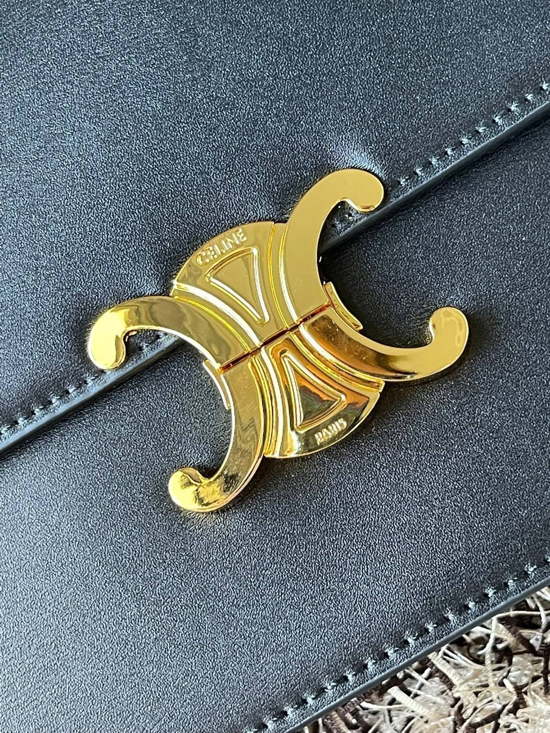 Celine MEDIUM TRIOMPHE BAG IN SHINY มีรูปทรงเป็นกล่องคล้ายกับกระเป๋า Classic Box แต่มีการออกแบบโลโก้ที่สะดุดตาแบบวินเทจ ด้วยดีไซน์ที่ดูโฉบเฉี่ยว แต่คงความคลาสสิคอย่างเต็มเปี่ยม ทำให้เป็นที่ดึงดูดความสนใจของสาวๆ สายสะพายสามารถปรับระดับได้ มีความคล่องตัวในก