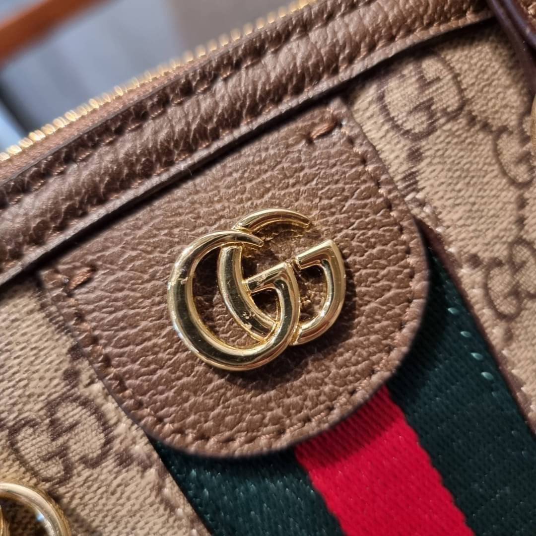 GC CLASSIC SATCHEL BAG กระเป๋าถือ/สะพายทรงโดม รุ่นหายาก สวยคลาสสิค แถมฟรี!! โบว์ผ้าลายแบรนด์ สำหรับตกแต่งหูกระเป๋า ผูกเป็นโบว์ หรือพันถนอมหูกระเป๋าก็เพิ่มดีเทลความหรูได้ วัสดุหนังแคนวาส ดีไซน์แถบคาดโดดเด่น เปิด-ปิดกระเป๋าด้วยซิป หัวซิปตัว G อะไหล่สีทอง เล