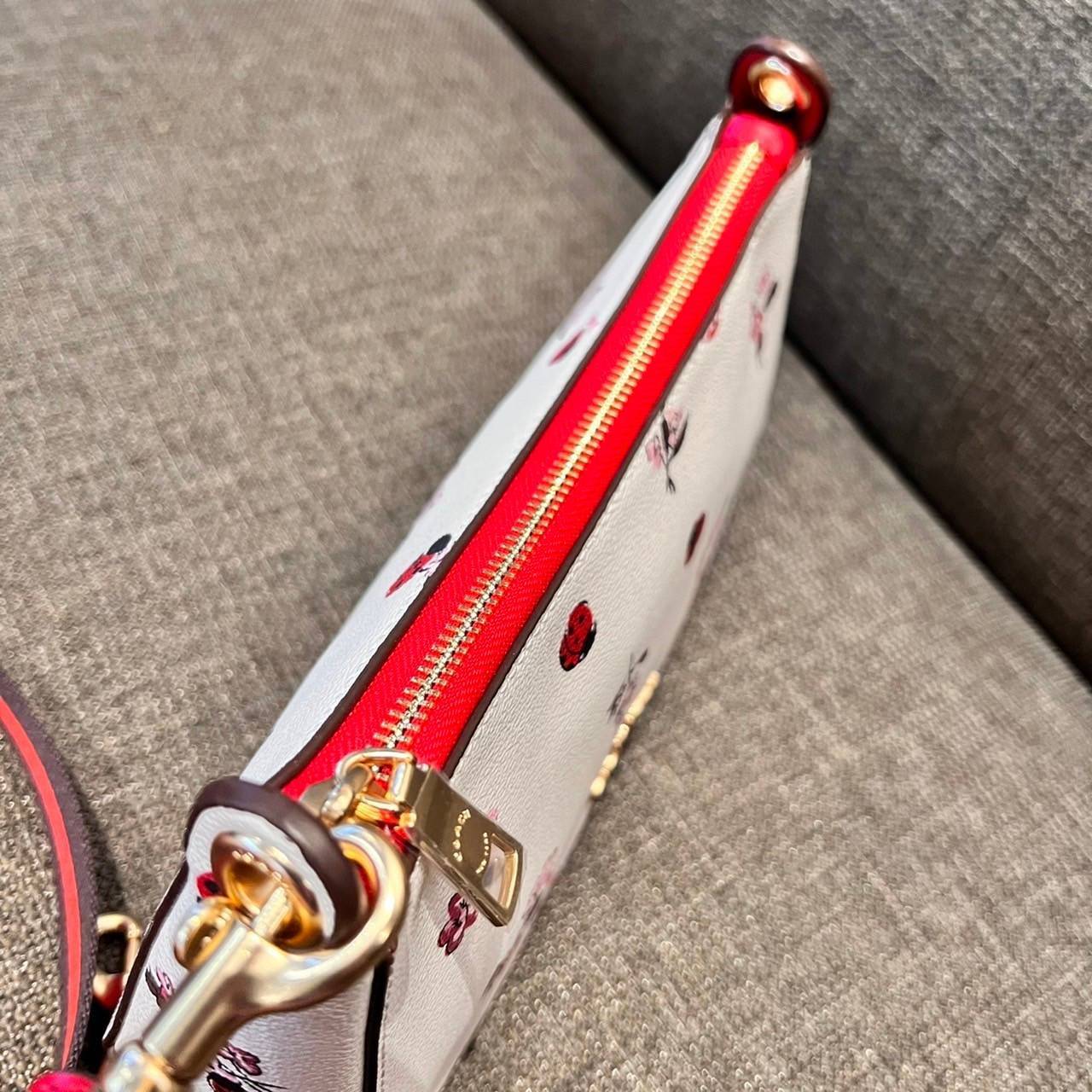 COACH C7973 JES BAGUETTE WITH LADYBUG FLORAL PRINT คอลเลคชั่นใหม่ล่าสุด พร้อมเสิร์ฟความสวยถึงบ้านเช่นเคย!! กระเป๋าสะพายทรงบาแกตต์ ดีไซน์ย้อนยุค ที่แอบแฝงความเรียบหรูดูแพงอยู่ในตัว โดดเด่นด้วยสายสะพายเส้นใหญ่ โทนสีคอนทราส ทำให้ไอเท็มนี้ดูมีลูกเล่นมากขึ้น ว