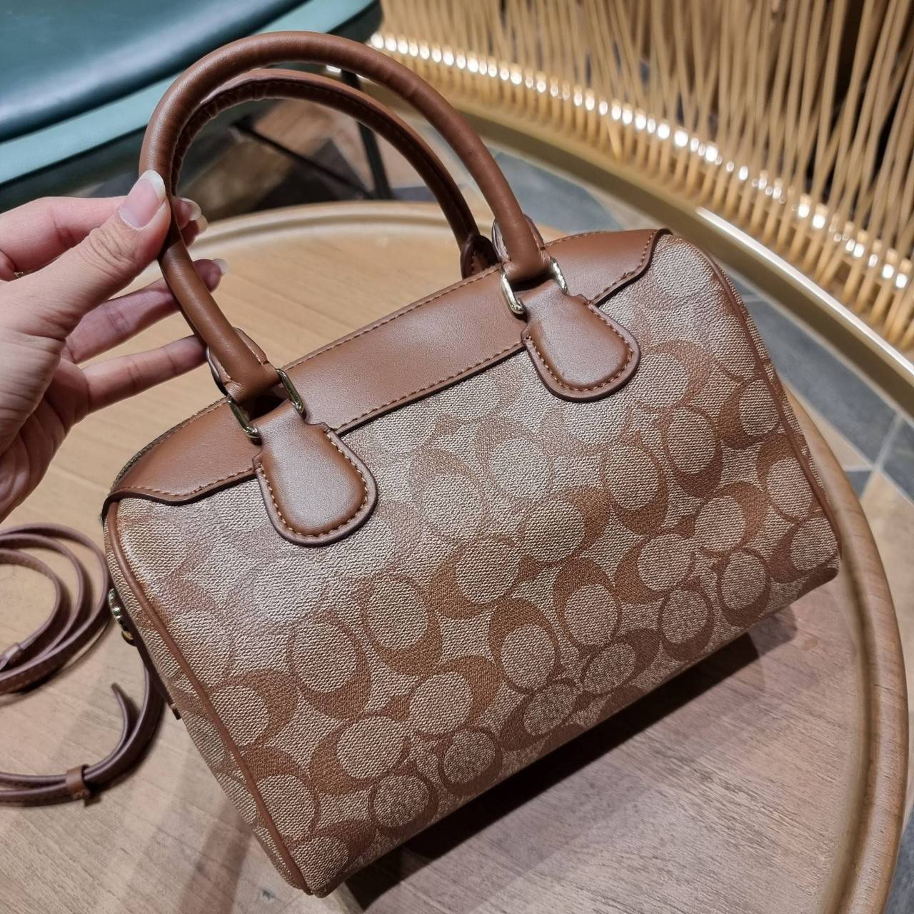 COACH F32203 MINI BENNETT SATCHEL IN SIGNATURE CANVAS กลับมาอีกครั้ง!! กับกระเป๋าทรงหมอนยอดฮิต 🥳 มีกี่สีก็ขายหมด วัสดุหนังแคนวาสเคลือบลาย ทรงสวยใช้งานได้ทุกโอกาส ภายในโล่งกว้างใส่ของได้เยอะ มีหูจับในตัว และสายสะพาย crossbody ปรับได้ตามตัว ใบนี้ไม่