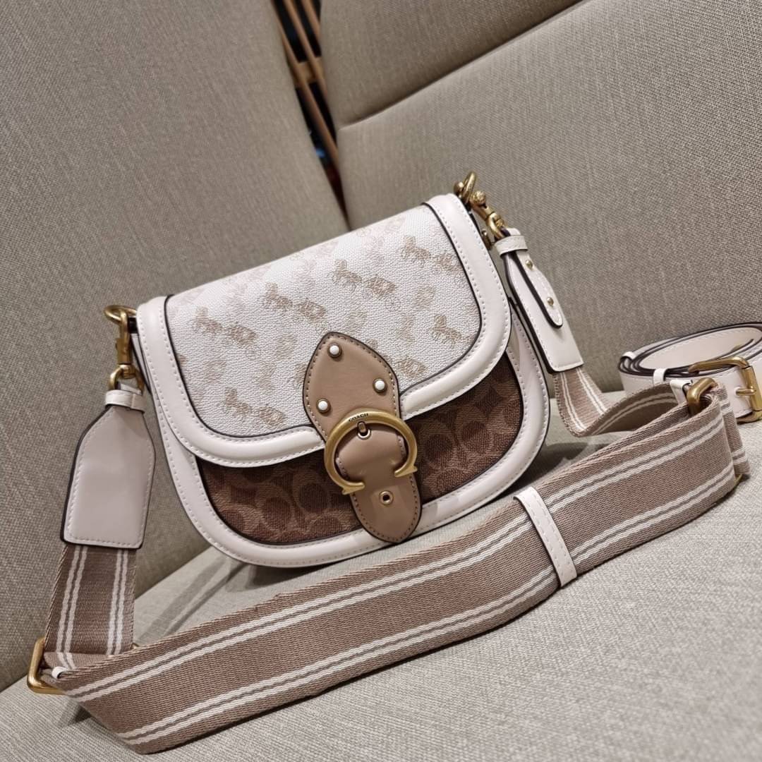 COACH C3837 BEAT SADDLE BAG WITH HORSE AND CARRIAGE PRINT The best item! ที่สาวๆรอคอย! ฮอตไฟลุก! สีหายาก ละมุนคุณหนู คอลเลคชั่นใหม่ ดีไซน์หรูหรา พิเศษมากๆมาพร้อมสายสะพาย 2 เส้น ใช้คู่กันหรือแยกสะพายก็สวยครบสูตร กระเป๋าสะพายทรง saddle คลาสสิค เปิด-ปิดด้วยก