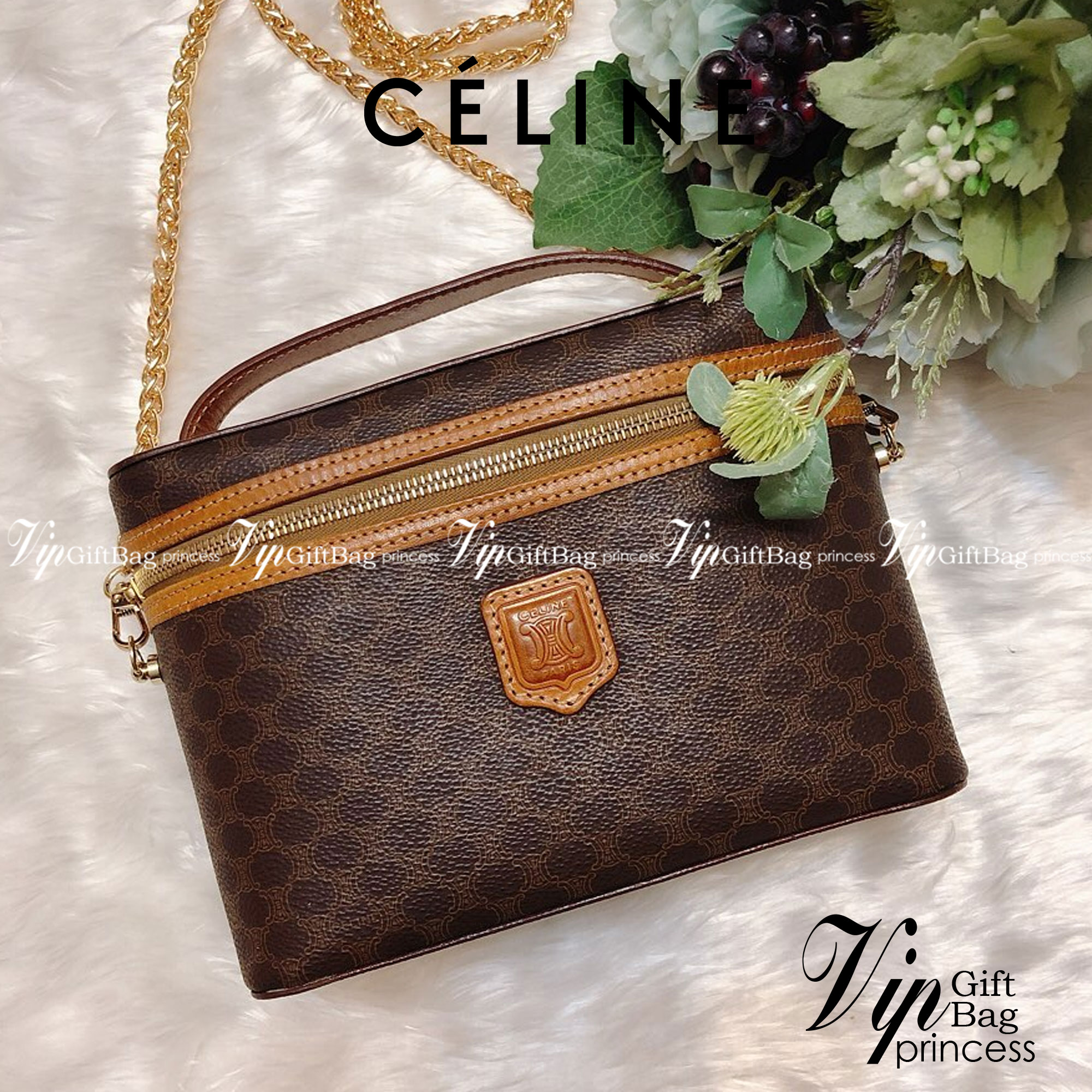 หนังแท้ CELINE VANITY VINTAGE BAG / Celine Macadam Vanity Bag Dark brown กระเป๋าถือ ใส่เครื่องสำอางค์หรือของใช้ต่างๆได้ ภายในโล่งกว้าง ซิปรอบใช้งานง่าย จุของได้เยอะ เกรดออริจินอลงานหนังแท้ทั้งใบ พิมพ์ลายคมชัด ปั้มลายชัดเจน ภาพสินค้าถ่ายจากงานขายจริง ใช้งา