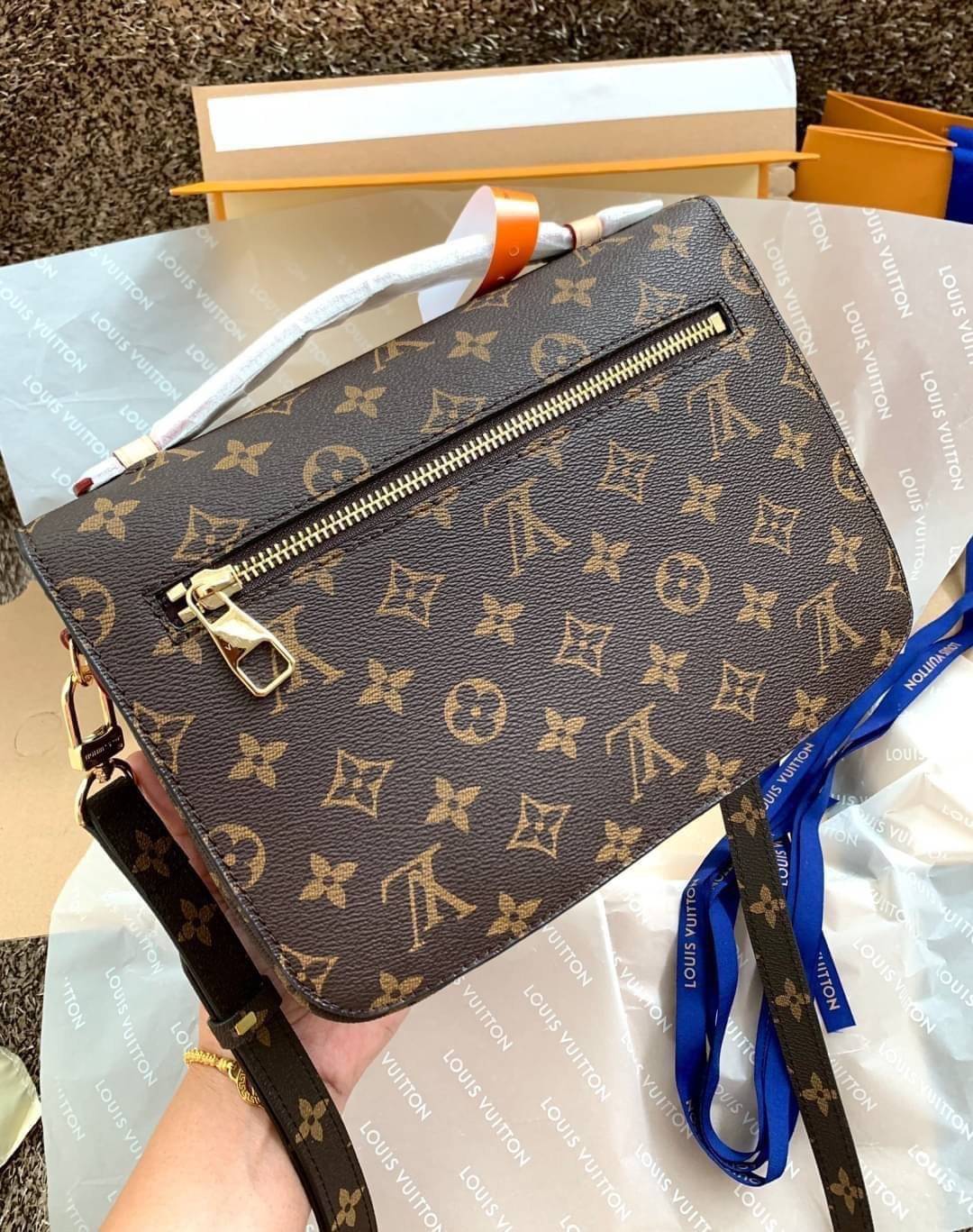 LV Pochette Métis ไอเท็มนำแฟชั่นที่น่าดึงดูดใจอย่างยิ่ง กระเป๋าที่มีรูปลักษณ์ทรงกะทัดรัดและใช้งานได้สะดวก หนังแท้แคนวาสอย่างดีเลยค่ะ ลาย Monogramอัญเป็นเอกลักษณ์ของแบรนด์ เปิด-ปิดแบบกดล็อคอะไหล่สีทองสวยงาม ภายในมี3ช่องกว้างสามารถใช้งานได้หลากหลายและจุของไ