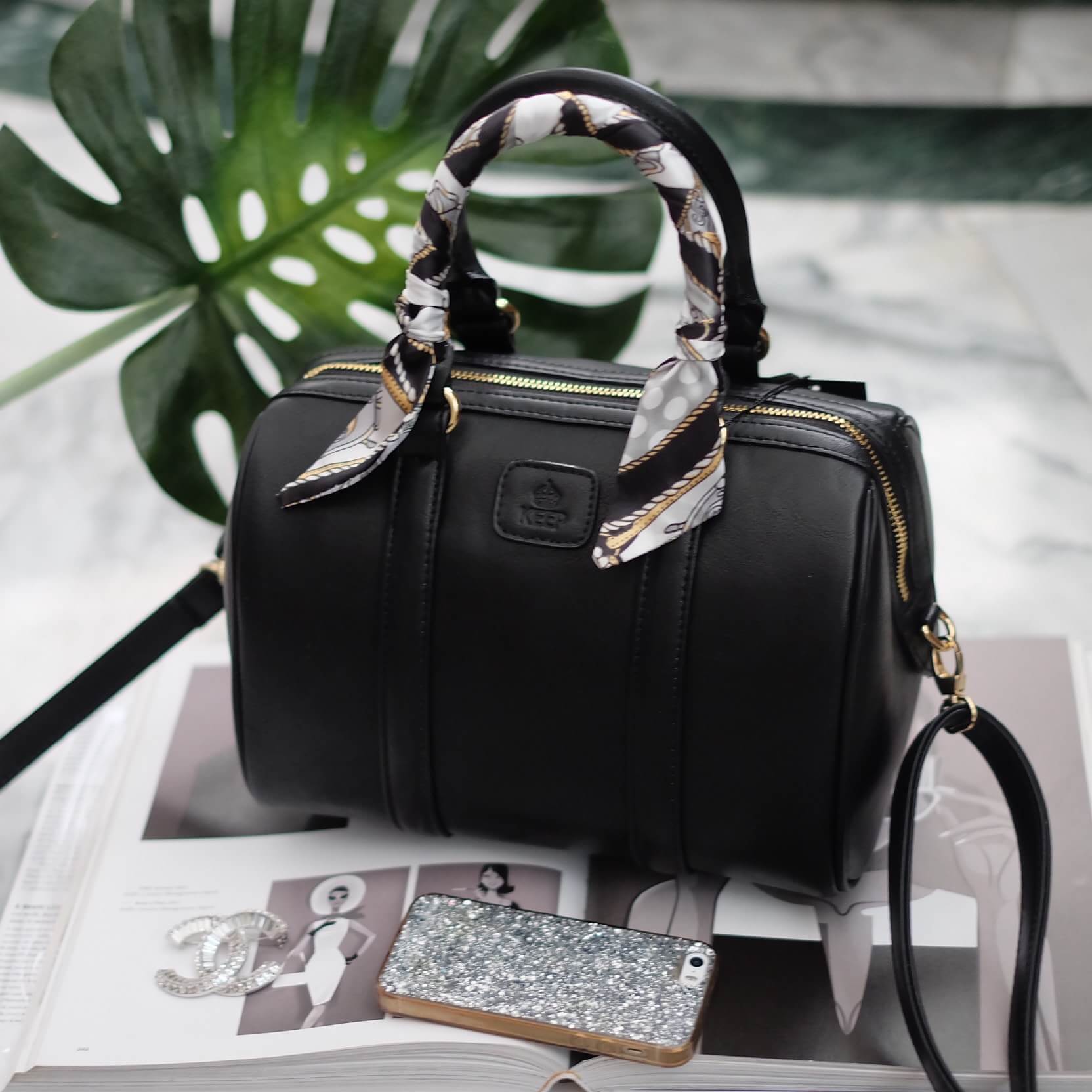 รุ่นใหม่ล่าสุด ขนาด มินิ หนังแกะสวยมากคะ สีเข้าใหม่ >> สี classy black รุ่น KEEP sheep leather Pillow bag สวย น่ารัก ขนาดตอบทุกโจทย์การใช้งาน เห็นแล้ว #หลงรักเลยคะ ตัวกระเป๋าขนาดกำลังดี จุของคุ้ม หนังแกะ สวยมาก ดูแลรักษาง่าย ประดับด้วยผ้าพันหูกระเป๋