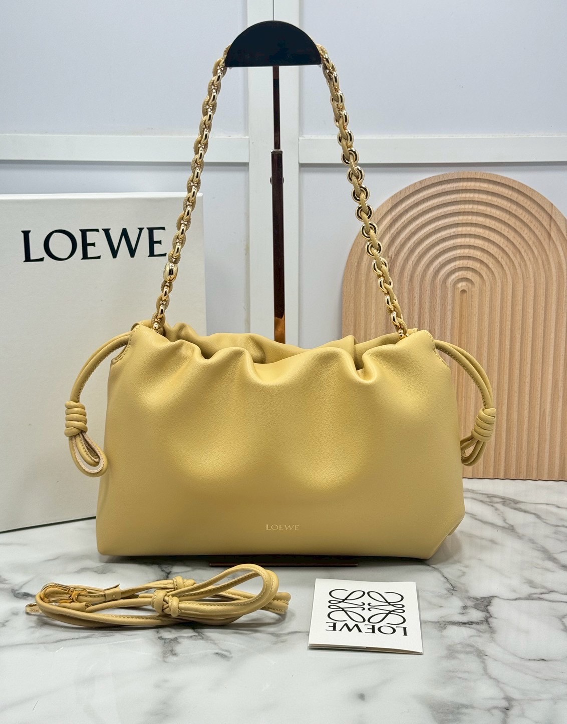 ORI หนังแท้ | Medium Loewe Flamenco purse in mellow nappa leather 30cm กระเป๋าสะพายทรงคลัช เรียบหรูดูแพง เรียบง่ายใช้งานสะดวก หนังแนปป้าให้สัมผัสนุ่มสบายผิว มาพร้อมสายสะพายร้อยห่วงหรูหรา