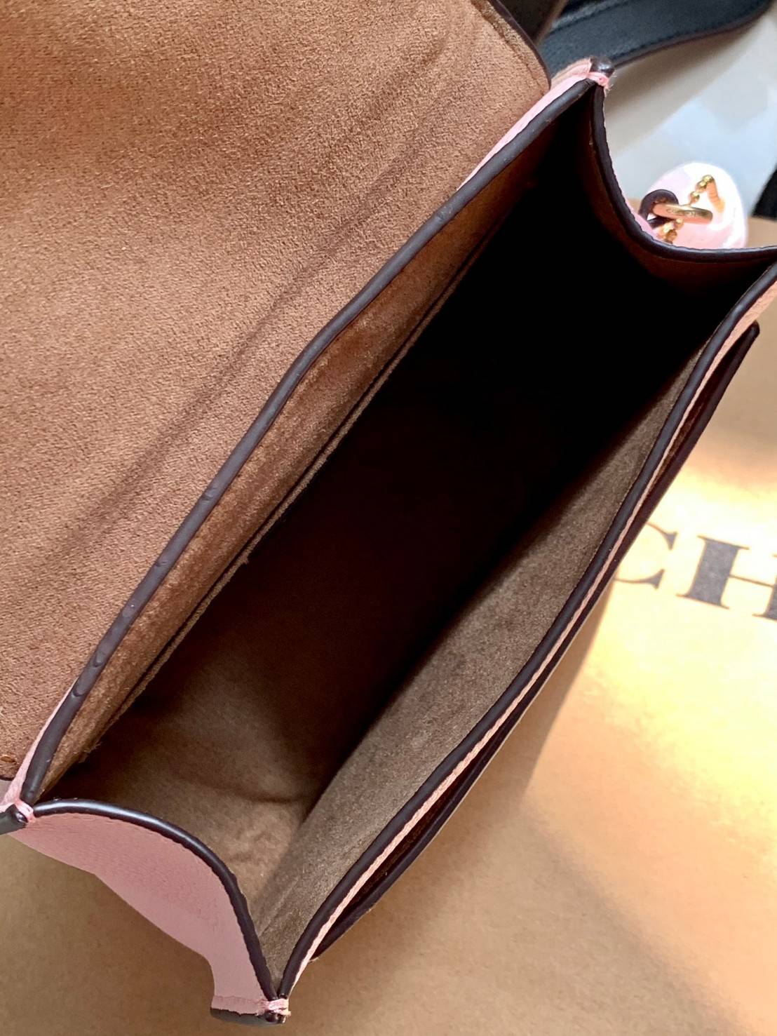 OUTLET 】COACH REMI SADDLE BAG IN COLORBLOCK ((1330)) รุ่นแนะนำ คลาสสิคน่าใช้มากๆ วัยใสๆใช้ดีค่ะ 😘 พร้อมส่งที่ไทยอีกครั้ง! กระเป๋าสะพายข้าง//ครอสบอดี้ร์//หรือทบเป็นสายคู่สะพายไหล่ได้ค่ะ แล้วแต่ชอบเลยค่ะ! วัสดุหนังแท้ ลายหนังสวยมากๆค่ะรุ่นนี้ หลงรัก