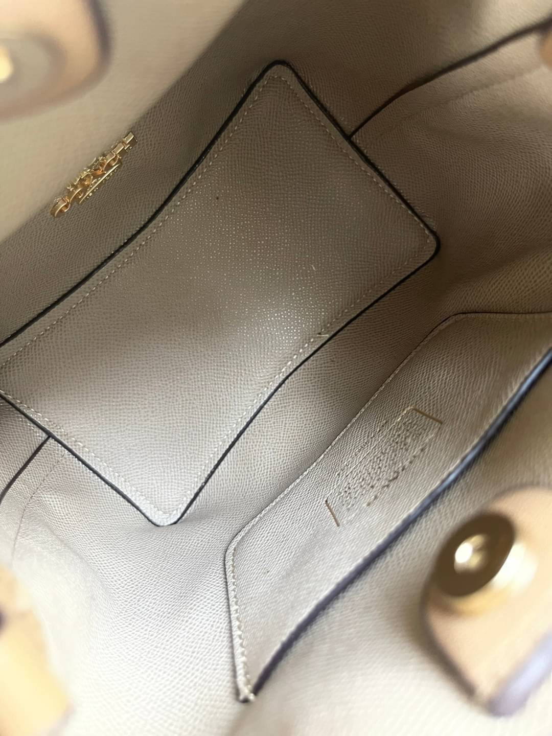 Coach Lena Crossbody Signature Bucket Bag กระเป๋าสะพายไหล่สุดคลาสสิกรุ่นนี้ เป็นรูปทรงถัง ที่สามารถจุของได้กำลังดี สำหรับสาวๆสายแฟชั่นที่ชอบรายละเอียดชิคๆ ดีไซน์เก๋ ด้วยรูปทรงของกระเป๋าที่ออกแบบมาให้ฐานเป็นรูปสี่เหลี่ยมทำให้กระเป๋ายังคงรูปทรงได้ง่าย มีสาย