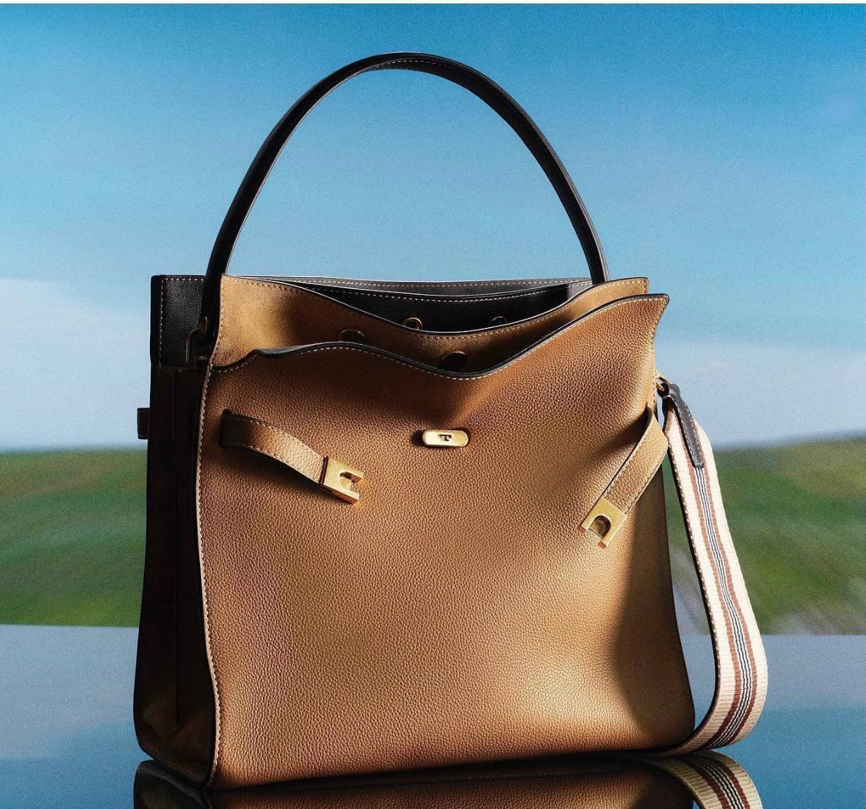 Tory burch lee radziwill pebbled small double bag กระเป๋า Lee Radziwill Double Bag สุดหรู ที่คำนึงถึงการเลเยอร์หนังและหนังกลับอย่างประณีตลงไปในงานดีไซน์ สามารถปรับปากกระเป๋าได้ 3 แบบตามต้องการ พร้อมนำเอาความเป็น American Luxury มาตีความใหม่ผ่านแง่มุมของคว