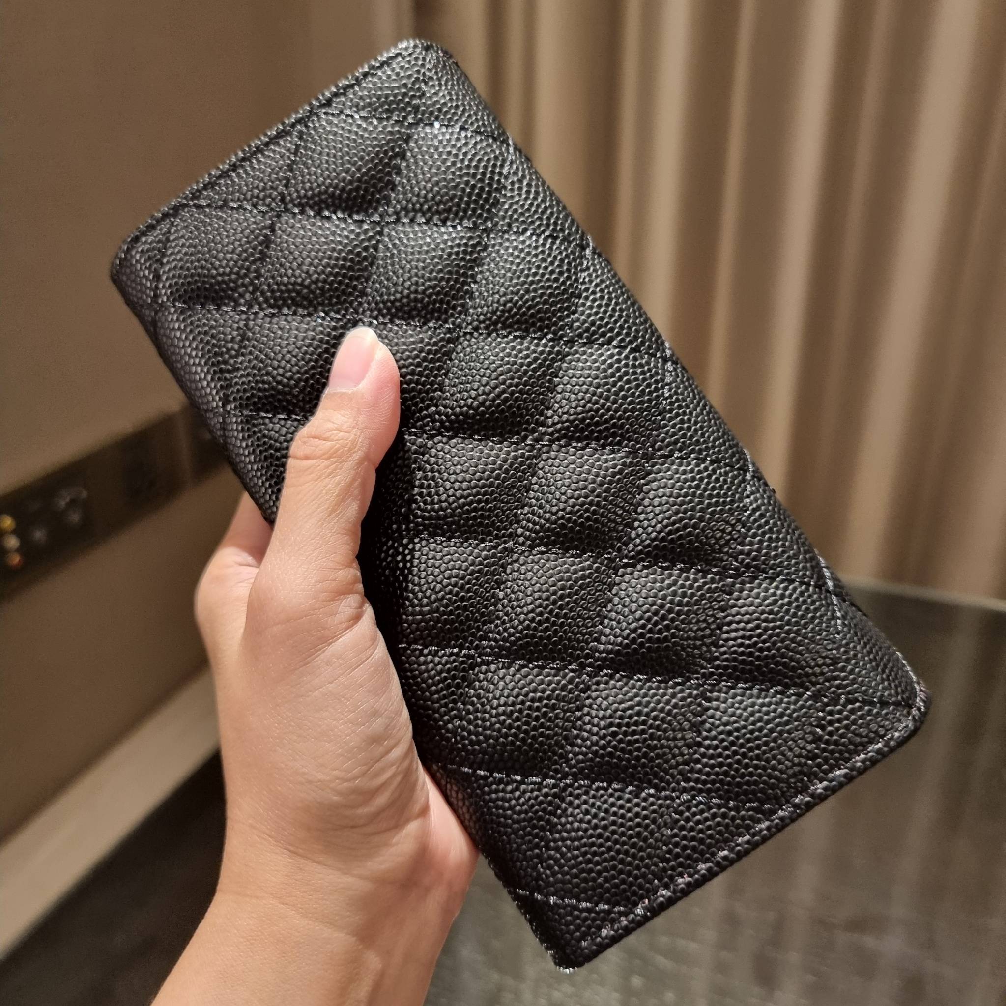 VIP 】กระเป๋าสตางค์ใบยาวรุ่นฝาพับที่ถามหากันมากที่สุด!! สวยรับทรัพย์จาก Chanel วัสดุหนังลายคาร์เวีย ลุคผู้ดีที่สุด เปิด-ปิดด้วยกระดุมแม่เหล็ก ภายในกระเป๋ามีช่องใส่บัตรได้เยอะ ใส่ธนบัตร ใส่เหรียญได้ มีช่องซิปแยกอีกหนึ่งช่อง ดีไซน์เรียบหรูดูคลาสสิค!! สาวๆห้า