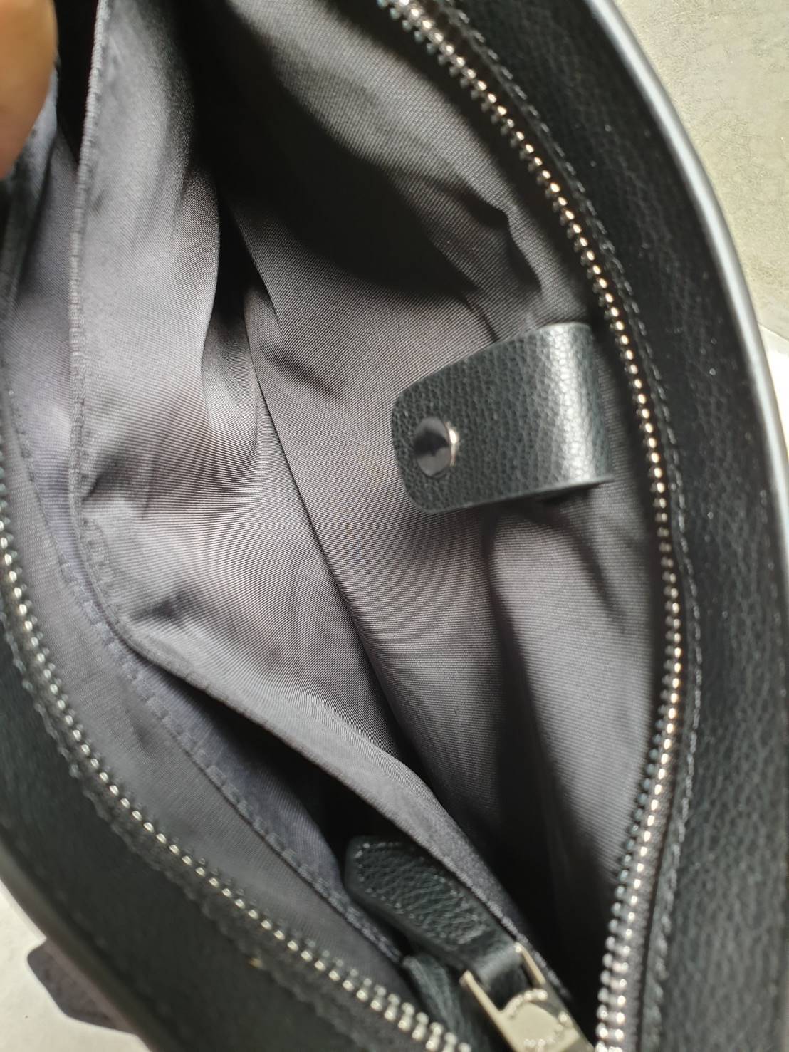 Coach crossbody bag กระเป๋าสะพายข้าง crossbody สำหรับคุณผู้ชาย วัสดุหนังลาย signatire brand แบรนด์ ด้านหน้ามี 2 ช่องซิป ด้านหลังมีช่องใส่ ภายในแบ่งเป็น 2 ช่อง ใส่ wallet ยาว มีช่อง ใส่ tablet พร้อมกระดุมล็อค ใบนี้ใส่ของได้จุ เป็นสัดส่วย สายสะพายยาวปรับระด