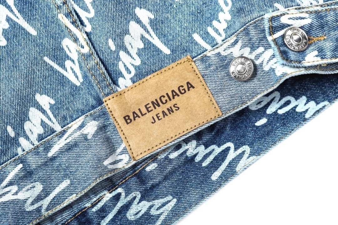 Balenciaga all-over logo denim jacket / BALENCIAGA Jacket เกรดออริจินอล มีป้ายแท็กที่คอเสื้อ ใส่ได้ทั้งผู้หญิงผู้ชาย พร้อมส่งที่ไทย