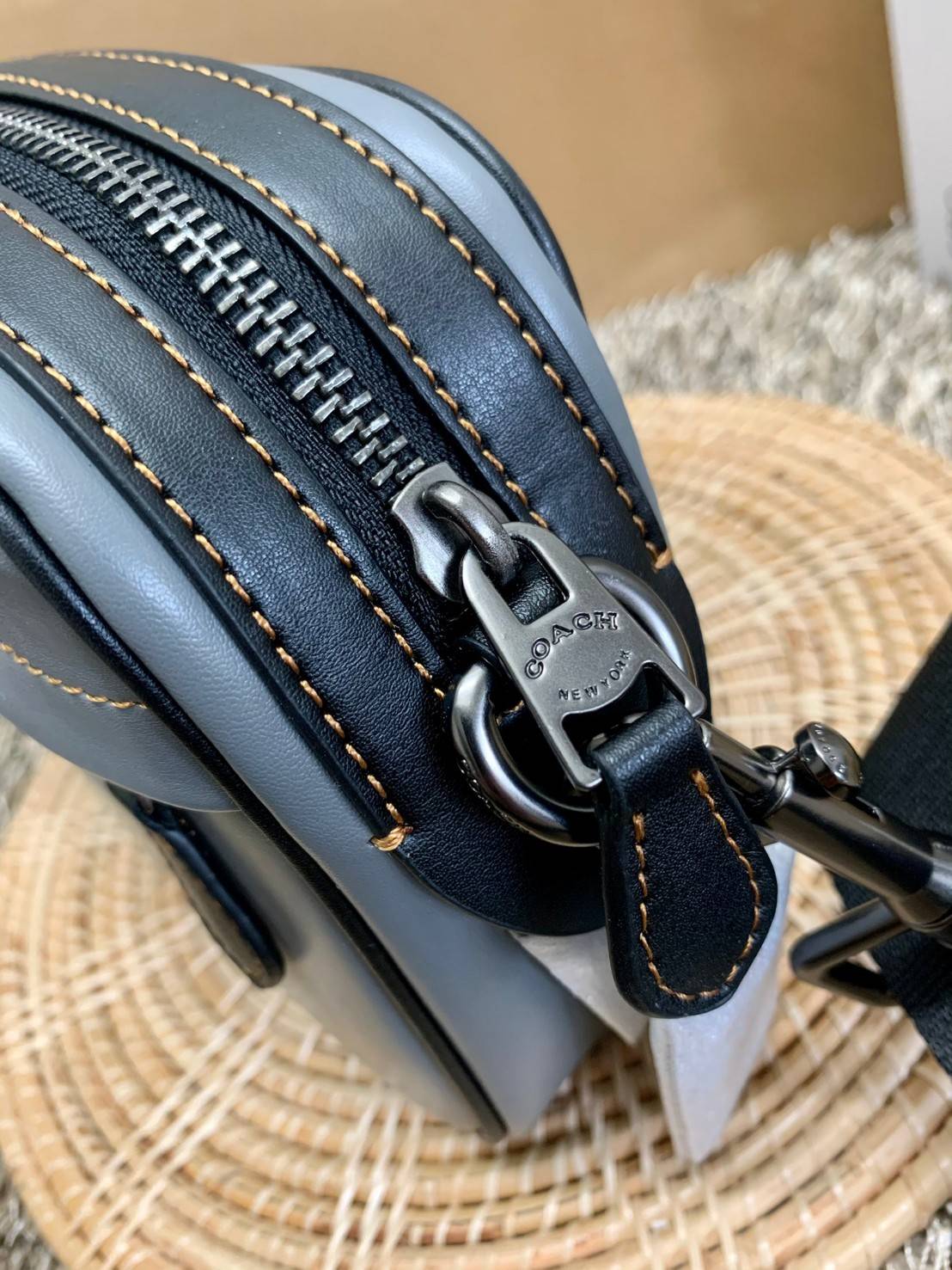 3สีเข้าใหม่งานคุณภาพอีกแล้วคับท่านน ทั้งสี ทั้งหนังสวยมากๆค่าา!! COACH GRAHAM CROSSBODY BAG ((39946)) พร้อมส่ง! กระเป๋าสะพายแบบครอสบอดี้ร์ ใช้ได้ทั้งชาย//หญิง หนังแท้อย่างดี เรียบหรูค่ะ ด้านหน้ามีช่องซิปซ่อนให้หนึ่งช่อง ช่องซิปหลักกว้าง ใส่ของจำเป็นได้ครบ