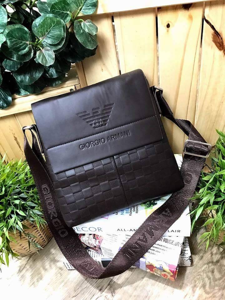 GIORGIO ARMANI CROSSBODY BAG Limited Edition จาก GIORGIO ARMANI JEANS เปิดปิดด้วยฝาปิดแม่เหล็กพร้อมซิปสะดวกใช้ ด้านหน้า ปั๊มโลโก้ และมีช่องใส่ของ ด้านหลังมีช่องซิป ขนาด กำลังดี น้ำหนักเบา กันน้ำ ใส่ ipad, กระเป๋าสตางค์ใบยาว, กล้อง, มือถือ และของใช้ได้เยอะ