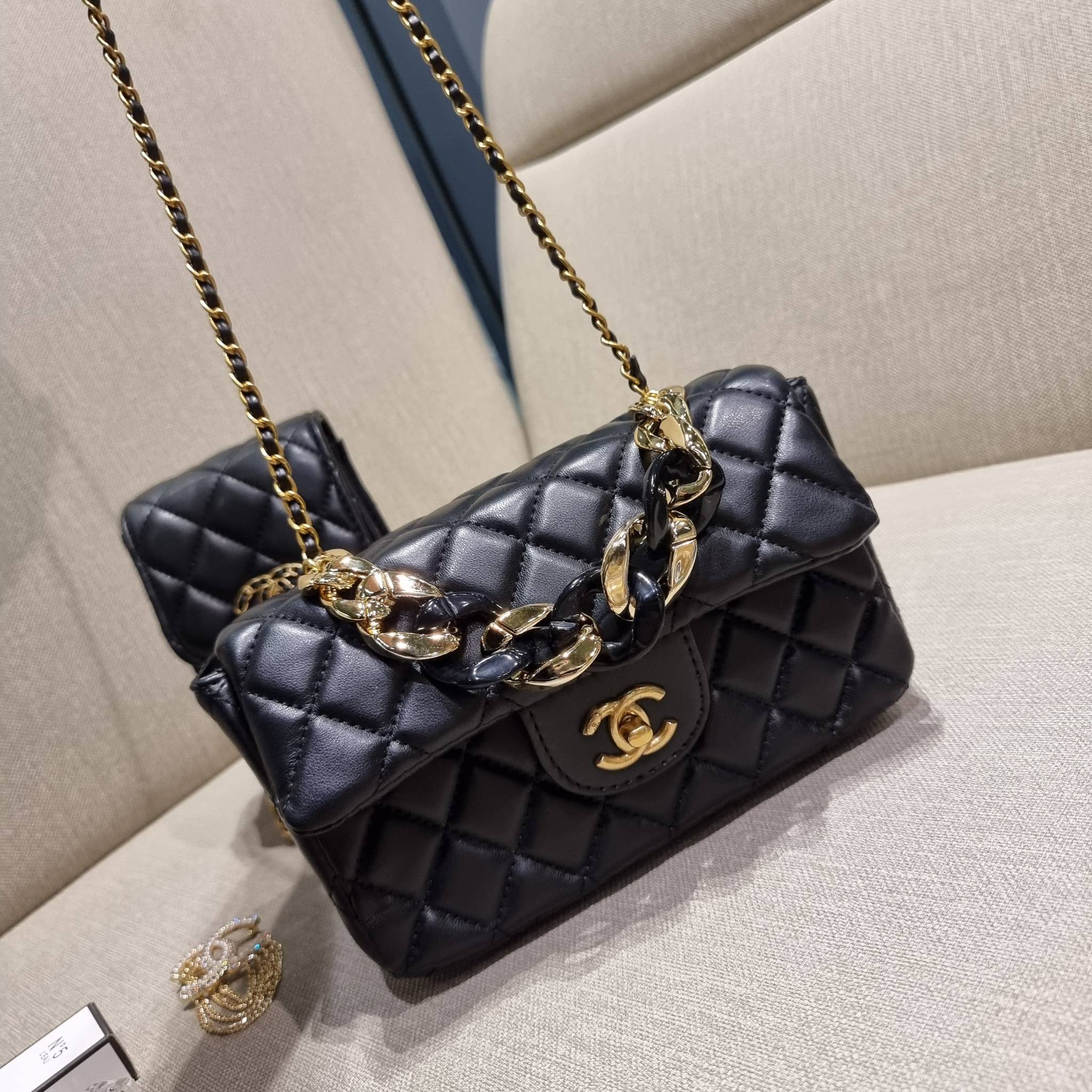 CHANEL GIFT BOX SET Chanel Holiday Makeup & Beauty Gift Sets สุดหรูชวนให้สะสม สุดยอดไอเท็มหายากพร้อมเสิร์ฟครบชุด limited สุดคุ้ม มาพร้อมกระเป๋าสะพายถึง 2 ใบ รุ่นยอดฮิตทั้งนั้น!!ที่พิเศษยังมีน้ำหอมตัวท็อปมาให้อีก chanel no.5 ที่แสนจะเย้ายวน ในขนาด 7.5 ml. 