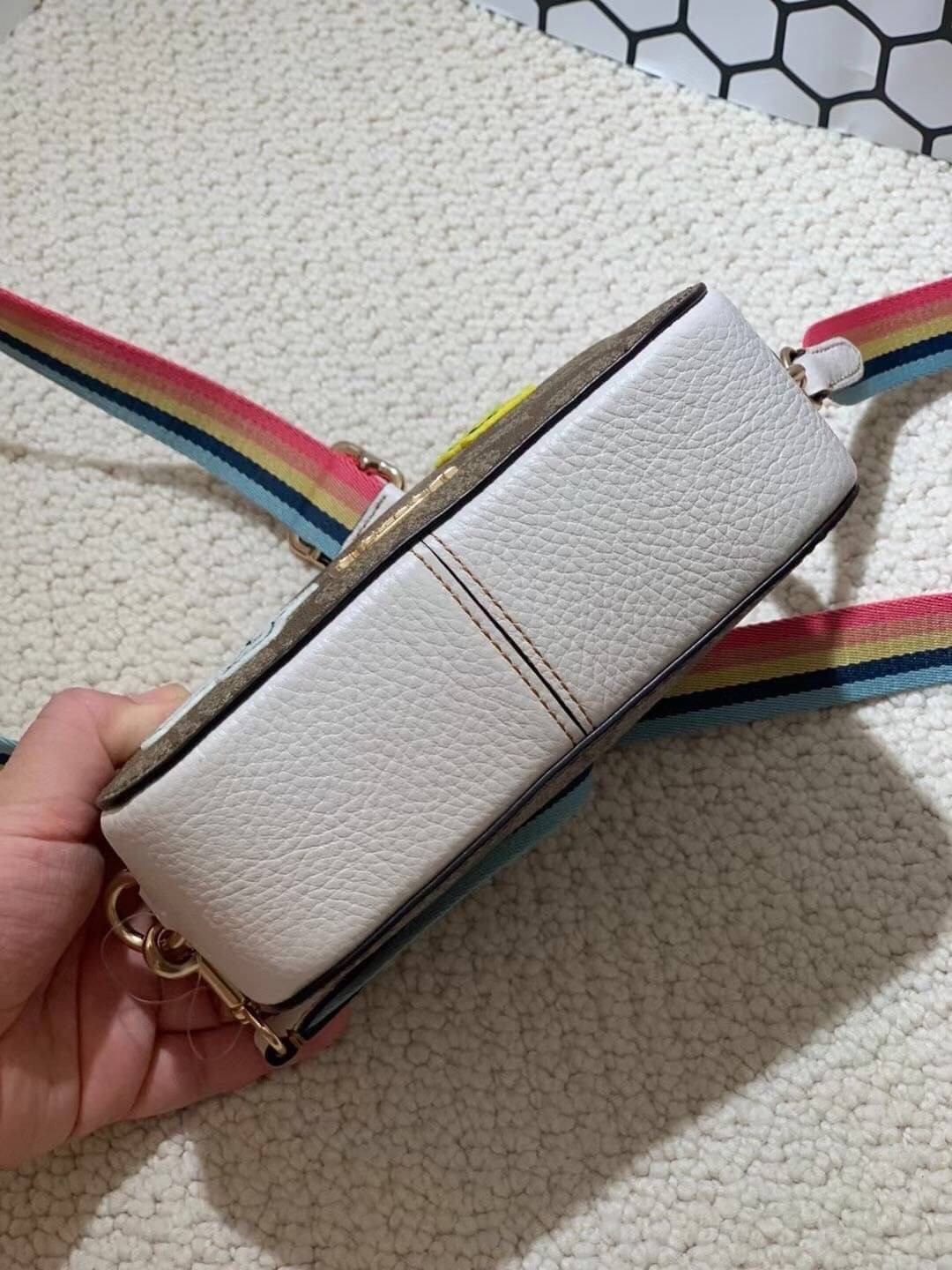 OUTLET 】COACH SNOOPY x PEANUTS MINI SERENA SATCHEL IN SIGNATURE CANVAS sling crossbody 4238 Coach Original Limited Edition Collection กระเป๋าครอสบอดี้ทรงยอดฮิต ขนาดกะทัดรัด คอลเลคชั่นพีนัท รุ่นนี้สามารถใช้ยูนิเซ็กส์ได้เลย สาวๆหนุ่มๆได้หมดไม่เกี่ยง!! รูปทร