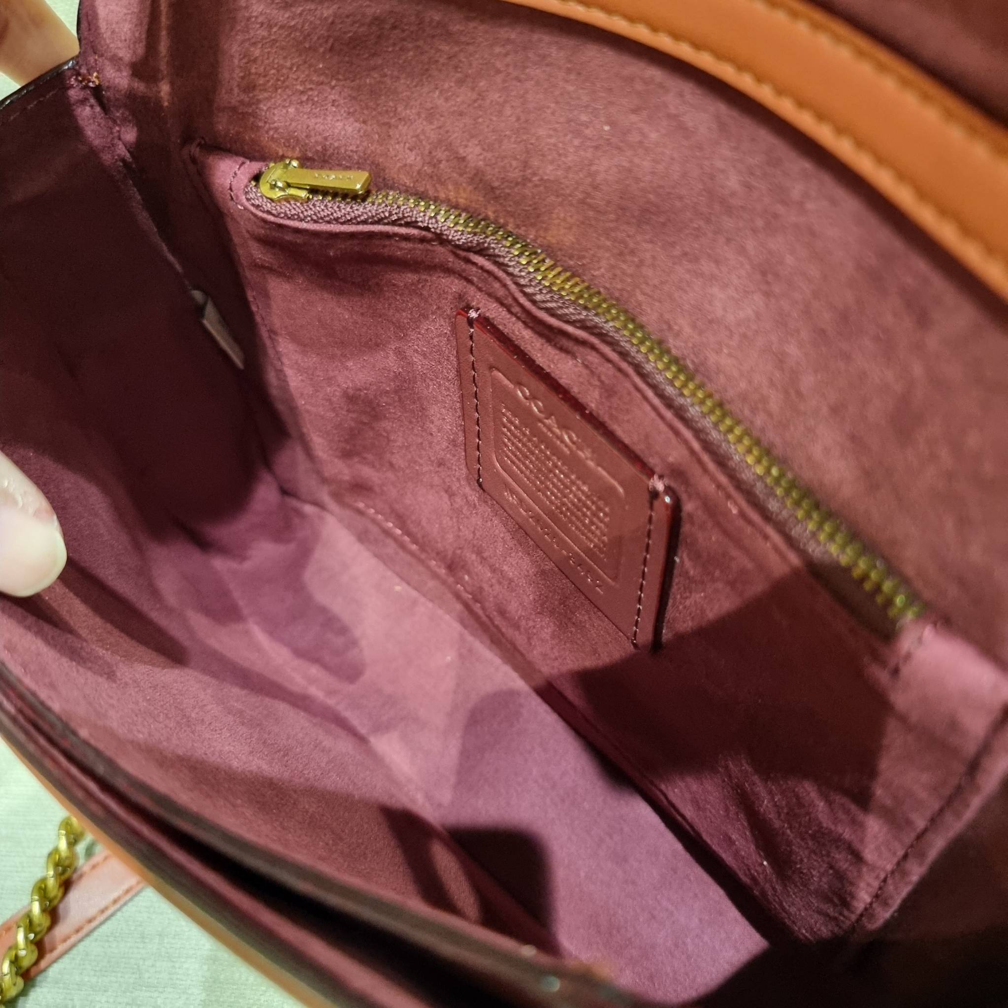 COACH 3492 HUTTON SHOULDER BAG IN SIGNATURE CANVAS sold out ไปกันทั่วหน้าในหลายประเทศ กับกระเป๋าสะพายที่สุดของความหรู ดีไซน์คลาสสิควินเทจ ลูกเล่นสีแทนสนิมตัดกับอะไหล่สีทองเหลืองดูย้อนยุคและหรูหรา วัสดุหนังแคนวาสสลับหนังแท้ สายสะพายโซ่สลับหนัง ปรับสะพายได้