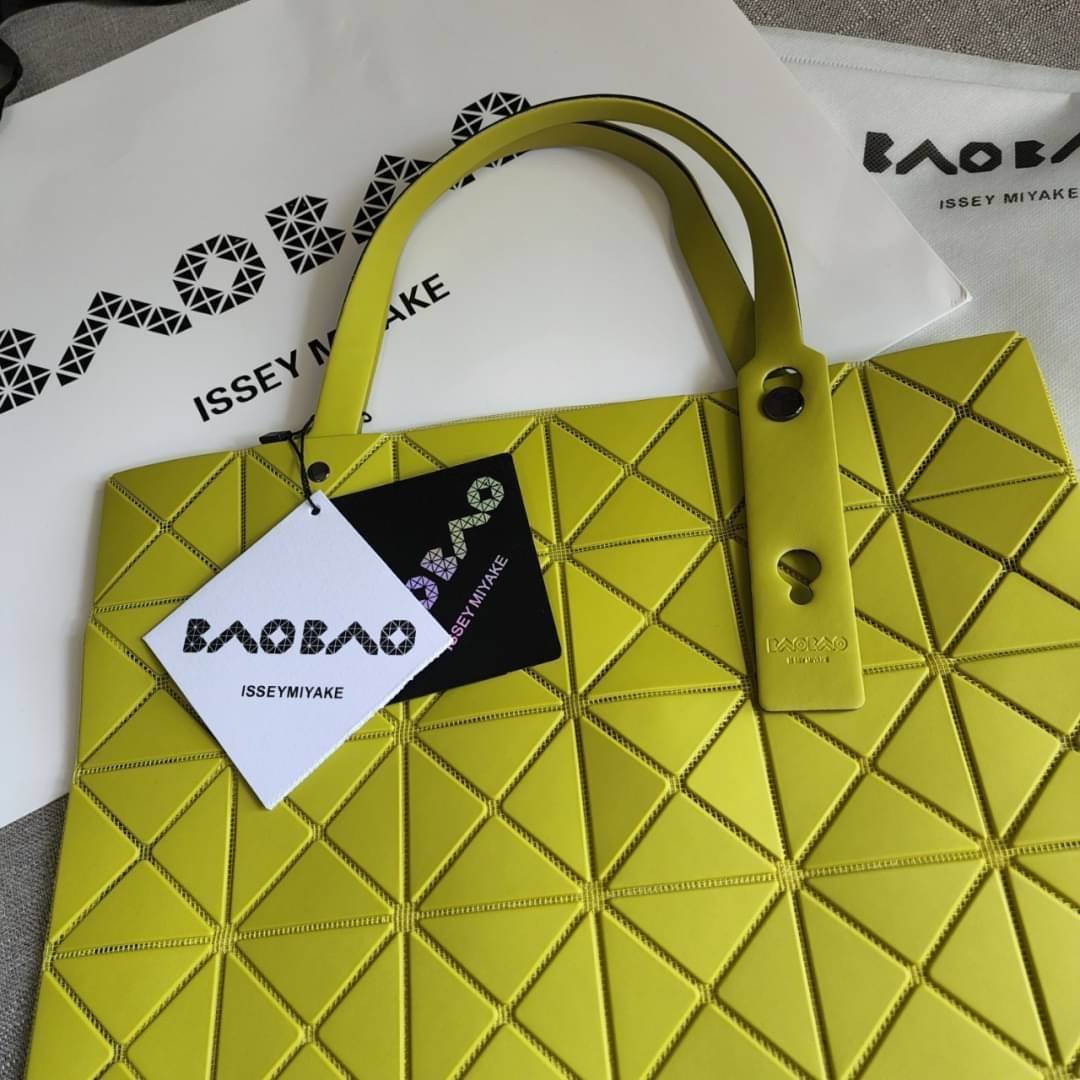 BAO BAO ISSEY MIYAKE LUCENT ONE-TONE กระเป๋า Bao Bao จากแบรนด์ดัง Issey Miyake แบรนด์แฟชั่นจากประเทศญี่ปุ่น ซึ่งมีสินค้ามากมายไม่ว่าจะเป็นเสื้อผ้า นาฬิกา น้ำหอม และที่ขาดไม่ได้นั่นก็คือ กระเป๋า Bao Bao ที่มีความพิเศษในเรื่องของวัสดุและดีไซน์ที่ครองใจสถาปน