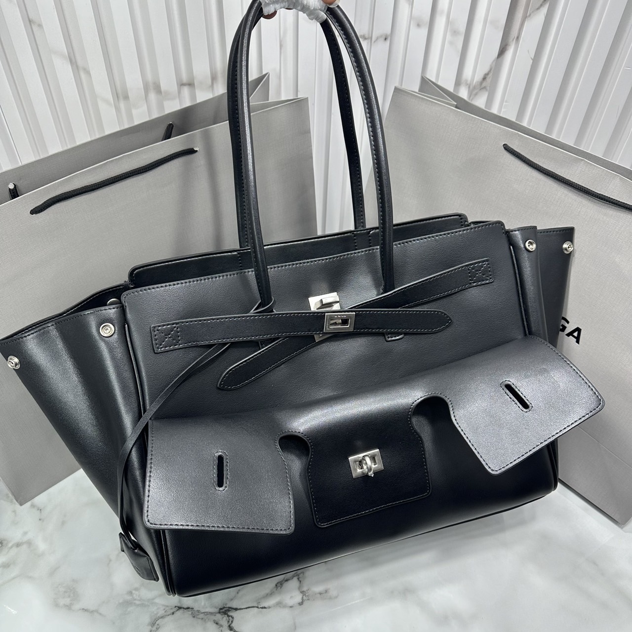 Balenciaga Bel Air Medium Carry All Bag / medium leather tote bag 35cm ที่สุดของไฮแบรนด์สุดไอคอนิค ด้วยกระเป๋าสะพายทรงโท้ทใบใหญ่ ดีไซส์เป็นเอกลักษณ์ งานหนังเต็มใบสวยมาก
