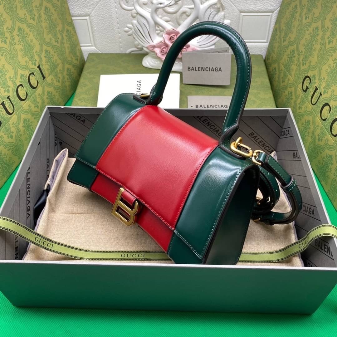 หนังแท้ GUCCI X BALENCIAGA THE HACKER PROJECT SMALL HOURGLASS (RED/GREEN) การสร้างสรรค์ที่มีเอกลักษณ์เฉพาะตัว โทนสีโดดเด่น แดง/เขียว วัสดุหนังแท้ทั้งใบ เกรดเทพออริจินอล ตอบโจทย์ได้ทุกลุค ทุกไลฟ์สไตล์ ใช้งานได้ง่ายคล่องตัว ภาพสินค้าถ่ายจากงานขายจริง ใช้งาน