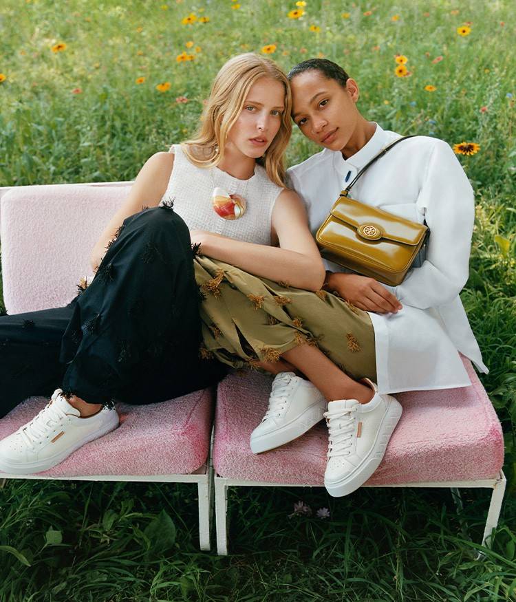 TORY BURCH ROBINSON SPAZZOLATO CONVERTIBLE SHOULDER BAG คอลเลคชั่นใหม่ สวยก่อนใคร ในราคาสุดคุ้ม! กับกระเป๋าสะพายไหล่ ดีไซน์สุดหรู หนังแก้วเงาสวยคม สีผู้ดี รูปทรงใช้งานได้ทุกลุค