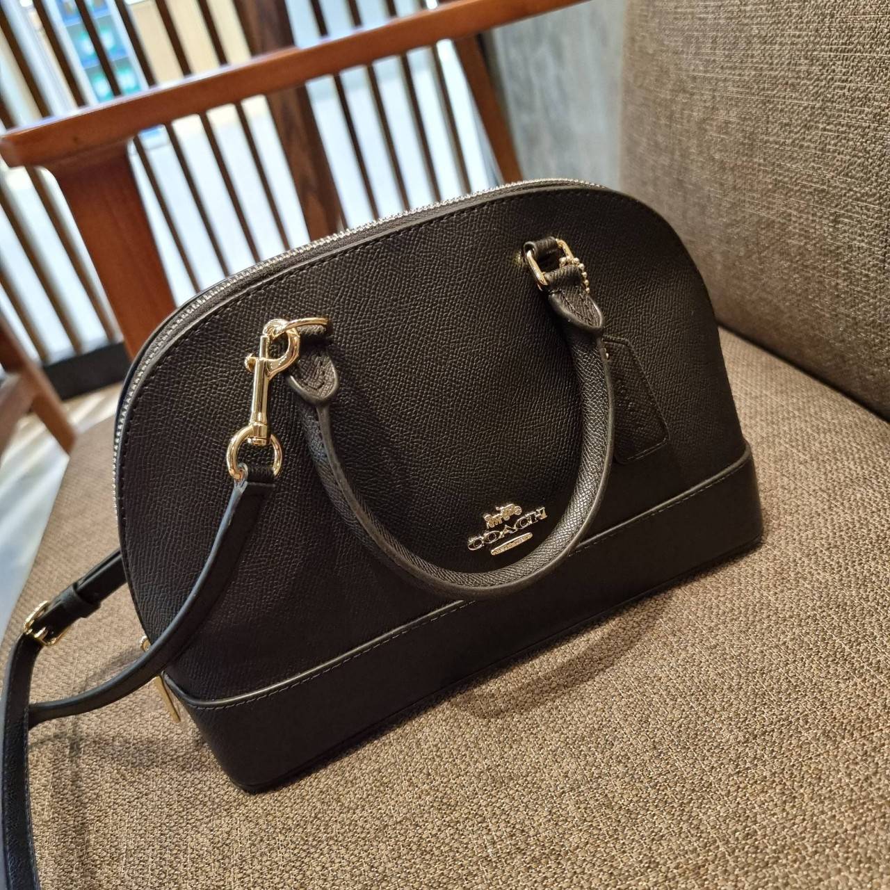 COACH F27591 MINI SIERRA SATCHEL กระเป๋าทรงโดมสุดคลาสสิค สีดำอมตะ ฮิตตลอดกาล มาพร้อมหูจับในตัวและสายสะพายครอสบอดี้ ที่จะคล้องแขนก็ได้อีกลุค หรือจะถือเก๋ๆก็เลิศ วัสดุหนัง crossgrain ทนทาน ดูแลรักษาง่าย ภายในโล่งกว้าง ใส่ของได้ครบไม่ต้องห่วง เป็นไอเท็มที่หา