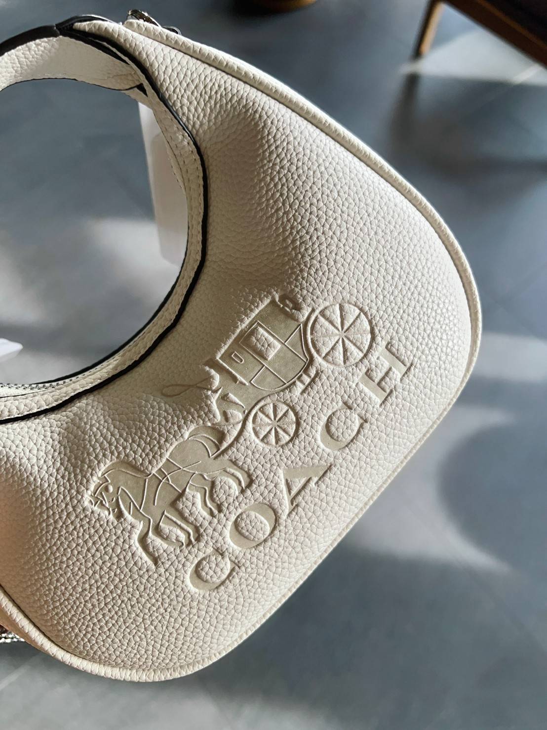 COACH CARMEN MINI CROSSBODY BAG กระเป๋ารูปทรงพระจันทร์โค้งมน น่ารักน่าใช้มากๆ!! เกรดท็อปออริ เกรดดีสุด สลับแท้ 1:1 ใช้ต่างประเทศได้