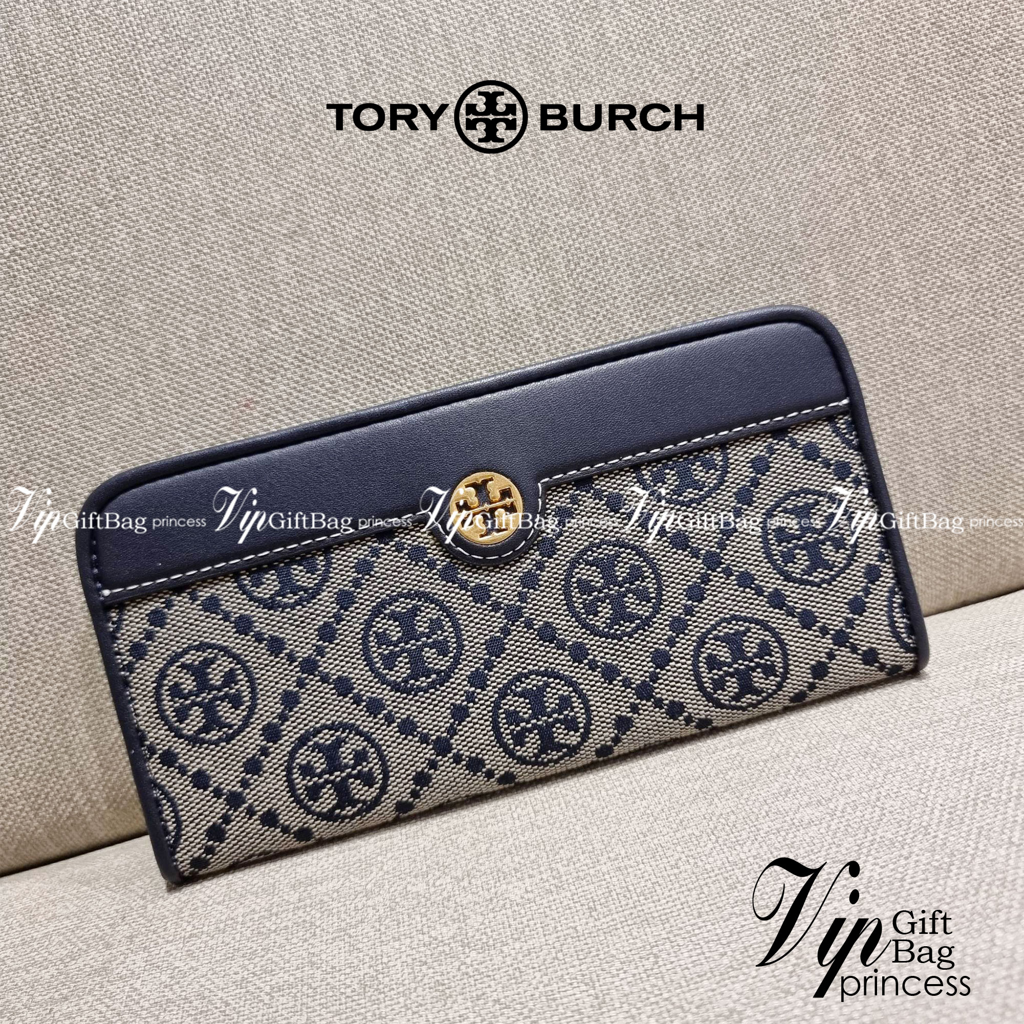 TORY BURCH T MONOGRAM JACQUARD SLIM WALLET ของดีมีให้ที่นี่แบบจัดเต็ม กระเป๋าสตางค์ใบยาว รุ่นสลิม สวยหรู ขนาดกำลังเหมาะมือ ถือแล้วขับผิว วัสดุผ้า jacquard ตัดสลับหนังแท้ ภายในสวยคมม้าก!! มีช่องใส่บัตรได้แบบเน้นๆ และช่องใส่ธนบัตรได้ ด้านหลังมีช่องซิปอีกหนึ