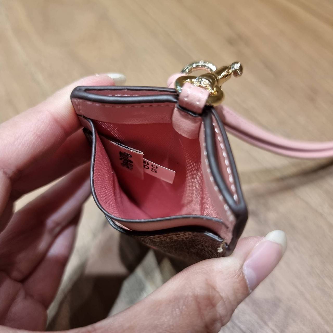 COACH C3305 ID LANYARD IN COLORBLOCK SIGNATURE CANVAS ง่ายๆแบบไม่ธรรมดา!! คลาสสิคแต่มีดีเทลโดดเด่น!! กระเป๋าถนอมบัตร พร้อมสายคล้องคอ ดีไซน์ลวดลายสวย ดูดีทุกแบบ ใช้งานง่าย พกพาสะดวก จะใส่บัตรพนักงาน บัตรเครดิต บัตรปชช. ใบขับขี่ และบัตรอื่นๆที่อยากจะใส่!! ต