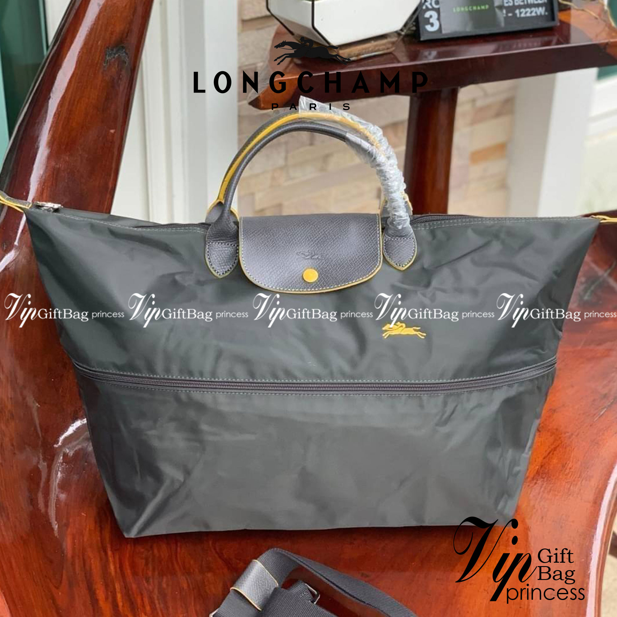 LONGCHAMP LE PLIAGE CLUB TRAVEL BAG กระเป๋าขนาดใหญ่สำหรับการเดินทาง เราเรียกที่นี้ว่า travelling bag รุ่นคลาสสิค มาพร้อมสายสะพายยาวที่ปรับและถอดออกได้ ความพิเศษของรุ่นนี้ที่ครองใจนักเดินทางทั่วโลก คือซิปรอบตรงกลางตัวกระเป๋า สามารถเปิดซิปเพื่อขยายขนาดและพั