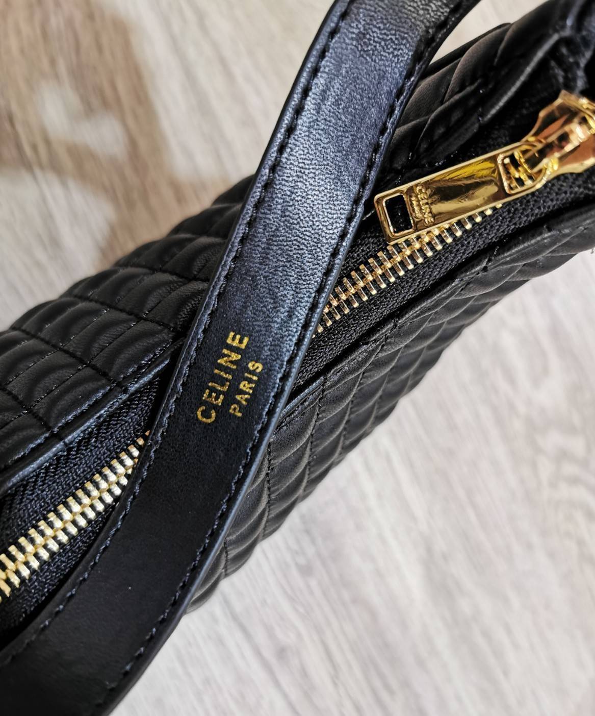 พรีเมี่ยมกิ๊ฟแท้ 100% 】CELINE SHOULDER BAG VIP GIFT WITH PURCHASE (GWP) พรีเมี่ยมกิ๊ฟ Limited Edition จาก CELINE HAUTEPARFUME DUTYFREE COUNTER วัสดุ LAMBSKIN หนังนิ่มสวยอยู่ทรงดีไซน์หรูฮิตสุดๆในเกาหลี เปิดปิดด้วยซิปแบรนด์สีทอง