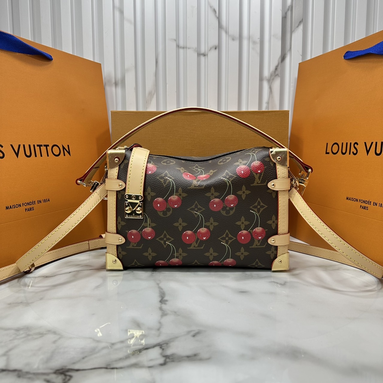 ORI หนังแท้ | LV x TM - Side Trunk MM Bag Monogram cherry canvas กระเป๋าสะพายทรงทรังค์ สะท้อนจิตวิญญาณแห่งความสนุกสนาน แสนมีชีวิตชีวา ด้วยตกแต่งลายเชอร์รี่สดใสงดงามอันเป็นเอกลักษณ์ของศิลปินชาวญี่ปุ่น