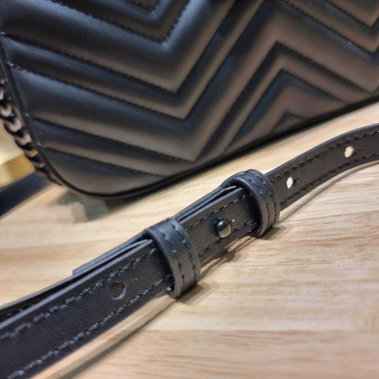 GG MARMONT SMALL SHOULDER BAG 🖤 อีกหนึ่งรุ่นในตำนาน ฮิตไม่เลิก กับกระเป๋าสะพายข้างรุ่นคลาสสิค รูปทรงกล่อง สวยใช้งานสะดวก อะไหล่สีดำดูแพง สะพายขับผิว