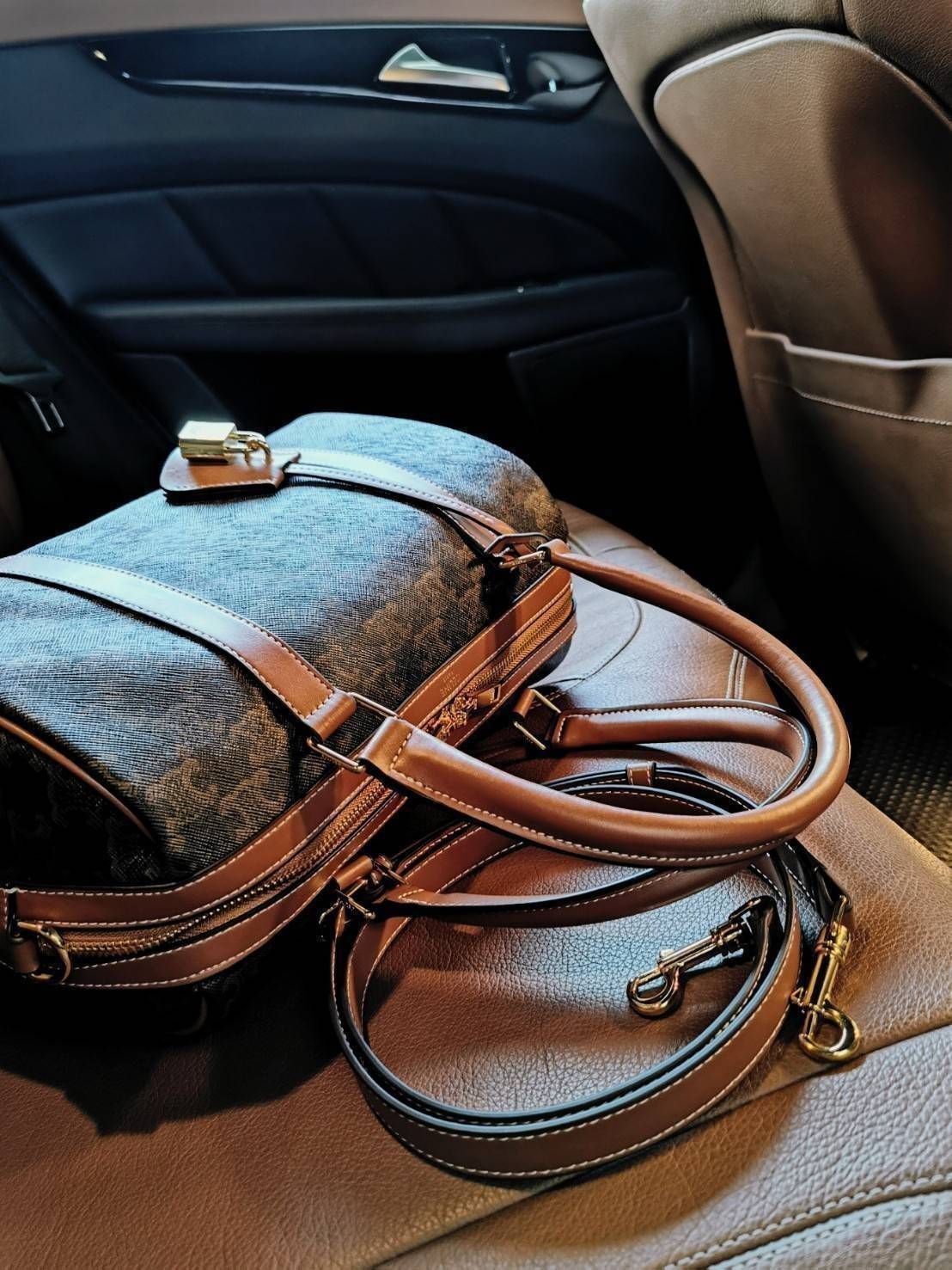 CELINE TRIOMPHE CANVAS BOSTON BAG VIP GIFT WITH PURCHASE (GWP) พรีเมี่ยมกิ๊ฟ Limited Edition จาก CELINE HAUTE PERFUME DUTYFREE วัสดุ TRIOMPHE CANVAS หนังขึ้นลาย Signature สวยหรูสุดคลาสสิคดีไซน์ไม่มีเอ้าท์ เปิดปิดด้วยซิปแบรนด์ มาพร้อมTagห้อยแม่กุญแจอะไหล่แ