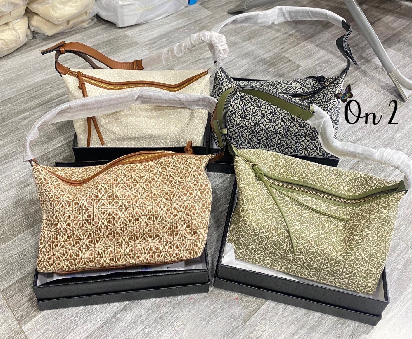 LOEWE Cubi Anagram Small Leather-trimmed Logo-jacquard / LOEWE HANDTASCHE 'CUBI ANAGRAM SMALL' HELLGRÜN คอลเลคชั่นยอดฮิต กับ 4 สีใหม่ล่าสุด กระเป๋าทรงพอช ใบกำลังสวย ดีไซน์ดีเทลน่ารัก