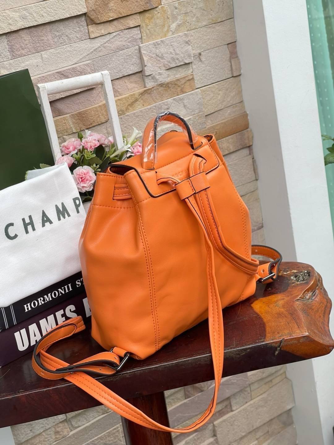 Longchamp Le Pliage Cuir Xs Leather Backpack แบรนด์ติดเทรนด์ตลอดไม่เคยเปลี่ยนกับ ทรง Le Pliage Cuir หนึ่งในตระกูลกระเป๋าสุดไอคอนิกจากแบรนด์ เมื่อรุ่น Le Pliage Cuir ในรูปแบบของหนังแกะ Metis ได้ถือกำเนิดขึ้นในปี 2012 เป้ที่มีการจัดการปรับดีไซน์ให้มีขนาดกำล