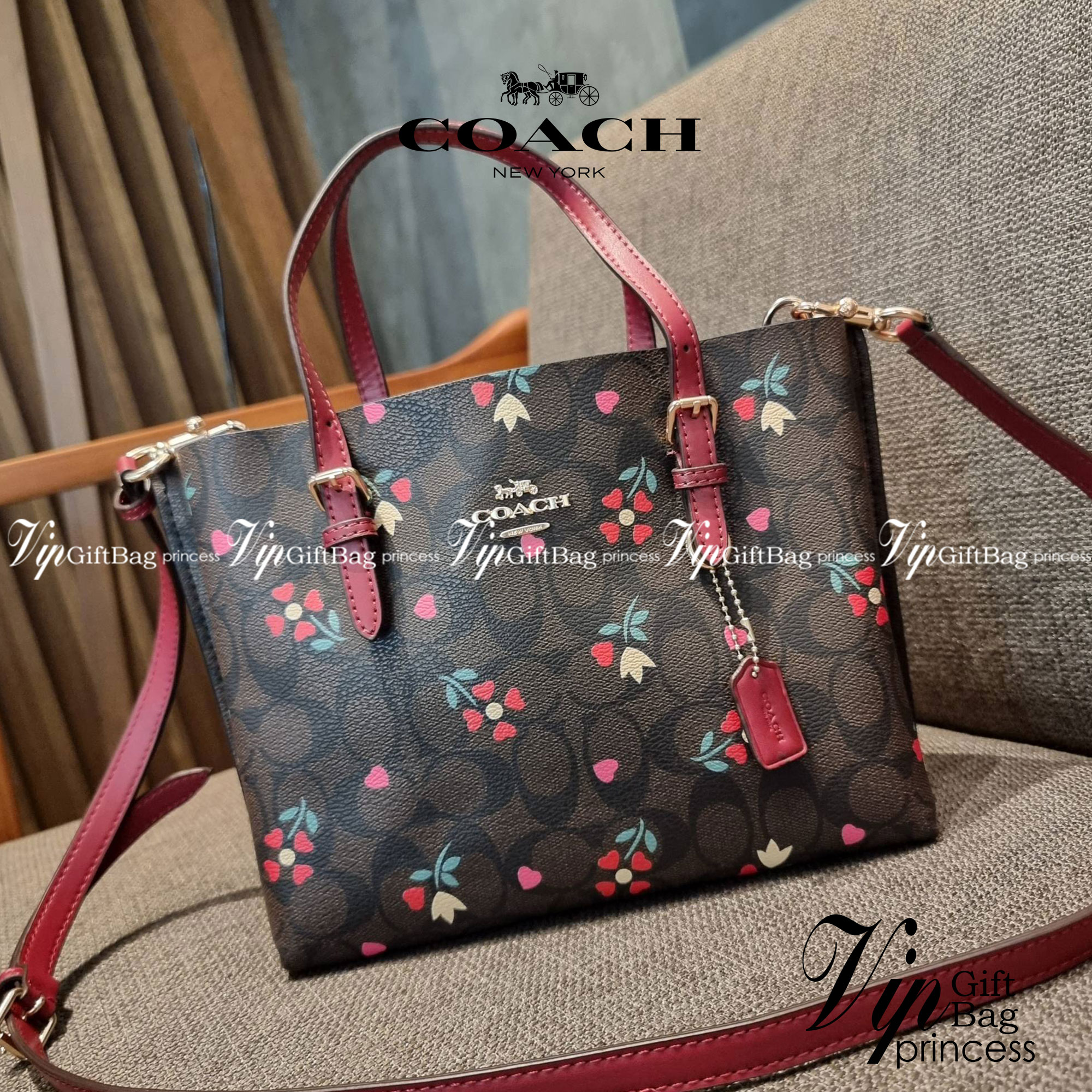 COACH C4250 MOLLIE TOTE 25 IN SIGNATUE CANVAS WITH HEART FLORAL ดีไซน์ใหม่ล่าสุด กระเป๋าโท้ทไซส์เล็กที่สาวๆต่างก็ต้องปักใจรัก รอบนี้น้องถูกเติมแต่งลวดลายดอกไม้ เพิ่มดีเทลความน่าใช้ไปอีก วัสดุหนังแคนวาส ทนทาน ภายในโล่งกว้าง มีช่องซิปกลางใส่ของได้ ขนาดกำลัง