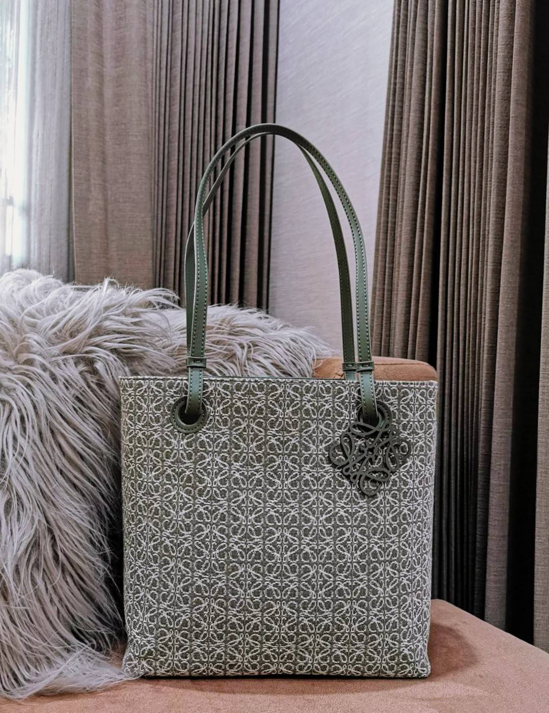 LOEWE ANAGRAM TOTE BAG VIP GIFT WITH PURCHASE GWP พรีเมี่ยมกิ๊ฟ Limited จาก LOEWE PERFUME DUTYFREE ไอเท็มใหม่! ดีไซน์สวยคงเอกลักษณ์ด้วยวัสดุ Anagram Canvas Jacquard Fabric ผสมผสานหนังแท้ Calfskin ลงตัวสุดคลาสสิค ขนาดกำลังดี น้ำหนักเบา ใส่เอกสาร A4 Noteboo