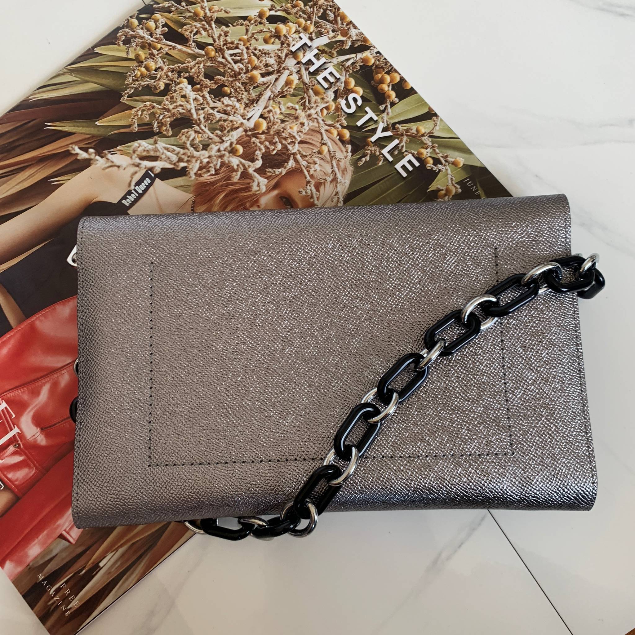 คลัชมาใหม่ สัปดาห์นี้ค่า ‘ Stair ‘ Clutch bag ✔️รอบนี้เข้าเพิ่มอีก 5 ลายเลยน๊า หลังจากปล่อยคอลเลคชั่นแรกออกไปแล้วได้รับความนิยมมากๆ รอบนี้จัดเฉดสีกลางๆ ให้แมทช์ง่ายกับชุดด้วยค่า **หนังวัวแท้ค่า