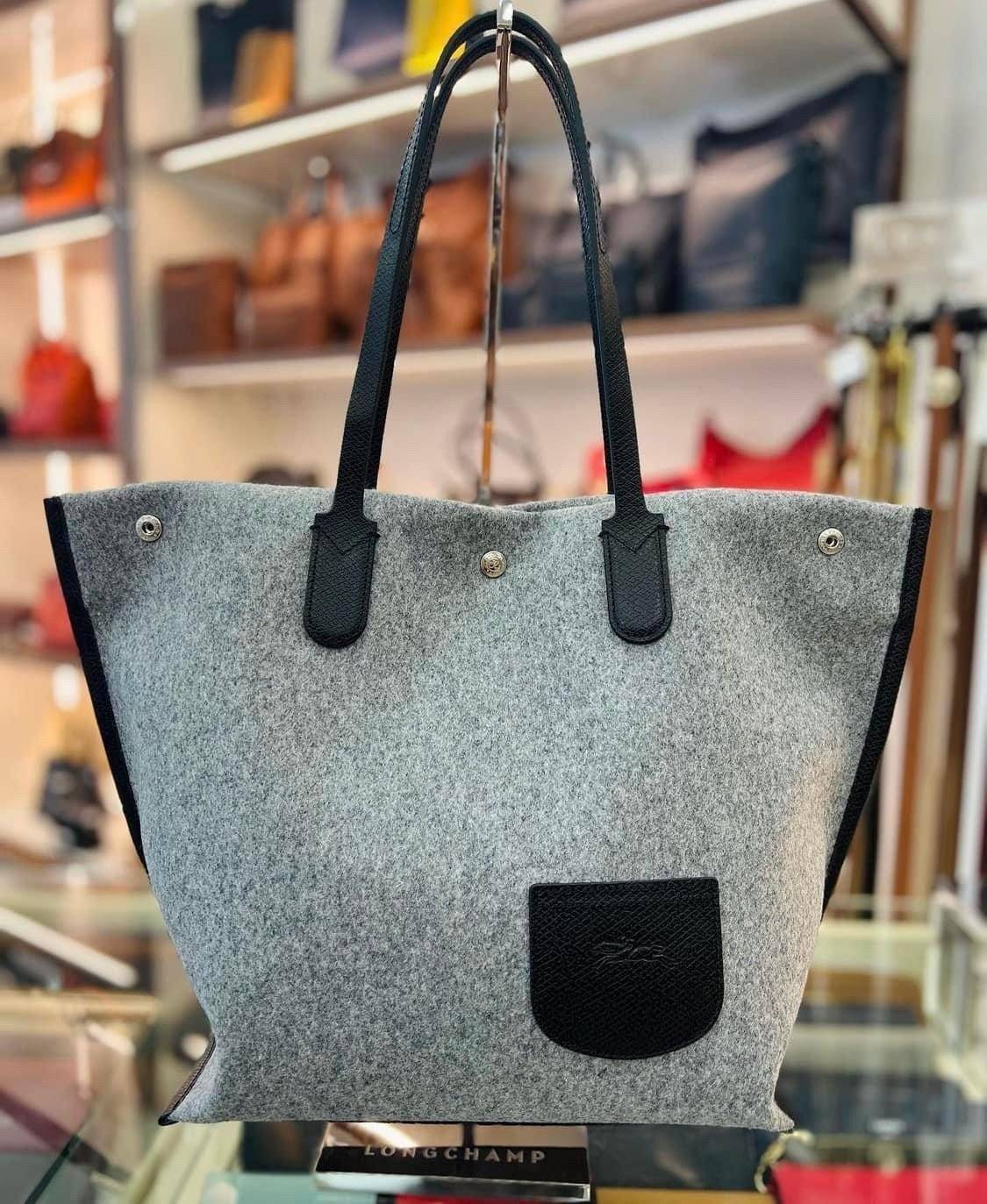 LONGCHAMP ROSEAU ESSENTIAL Shopping bag กระเป๋า Tote วัสดุผ้าขนสัตว์ ซับในผ้าฝ้ายที่จับด้านบนหนังวัว กระเป๋าสะพายใบนี้มีขนาดพอเหมาะ ดีไซน์หรูหรานี้สามารถสะพายไหล่หรือถือในมือก็ได้ นุ่มและน้ำหนักเบา