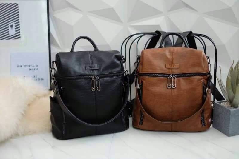 Keep speedy backpack กระเป๋าเป้หนัง ทรงน่ารัก จากแบรนด์ KEEP วัสดุหนังวัวสังเคราะห์เนื้อนิ่ม ลายหนังชัดสวย ด้านหน้ามี 2 zip สะดวกใช้งาน และช่องซิปด้านบนค่ะ มีสายสั้นสะพายไหล่ให้อีก 1 สาย ด้านข้างมีช่องใส่ของซ้ายขวา ด้านหลังมีช่องแยกเก็บของ เพิ่มอีก 1 ช่อง