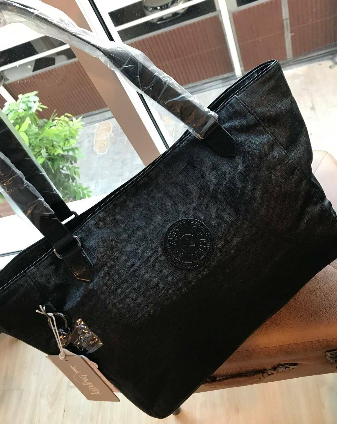 KIPLING ART ORGANIZED SHOPPING BAG ใหม่ล่าสุดกับคอลเลคชั่น Go Monday วัสดุ Cotton+Viscose ด้วยการใช้งานที่ง่ายเปิดปิดด้วยกระดุมแม่เหล็ก ภายใน ภายในมีช่องแยกตามการใช้งาน มีใบเล็กพ่วงเข้ากับกระเป๋า สามารถถอดแยกใช้งานได้ด้วยกระดุมสองฝั่ง สามารถถือสะพายช้อปปิ