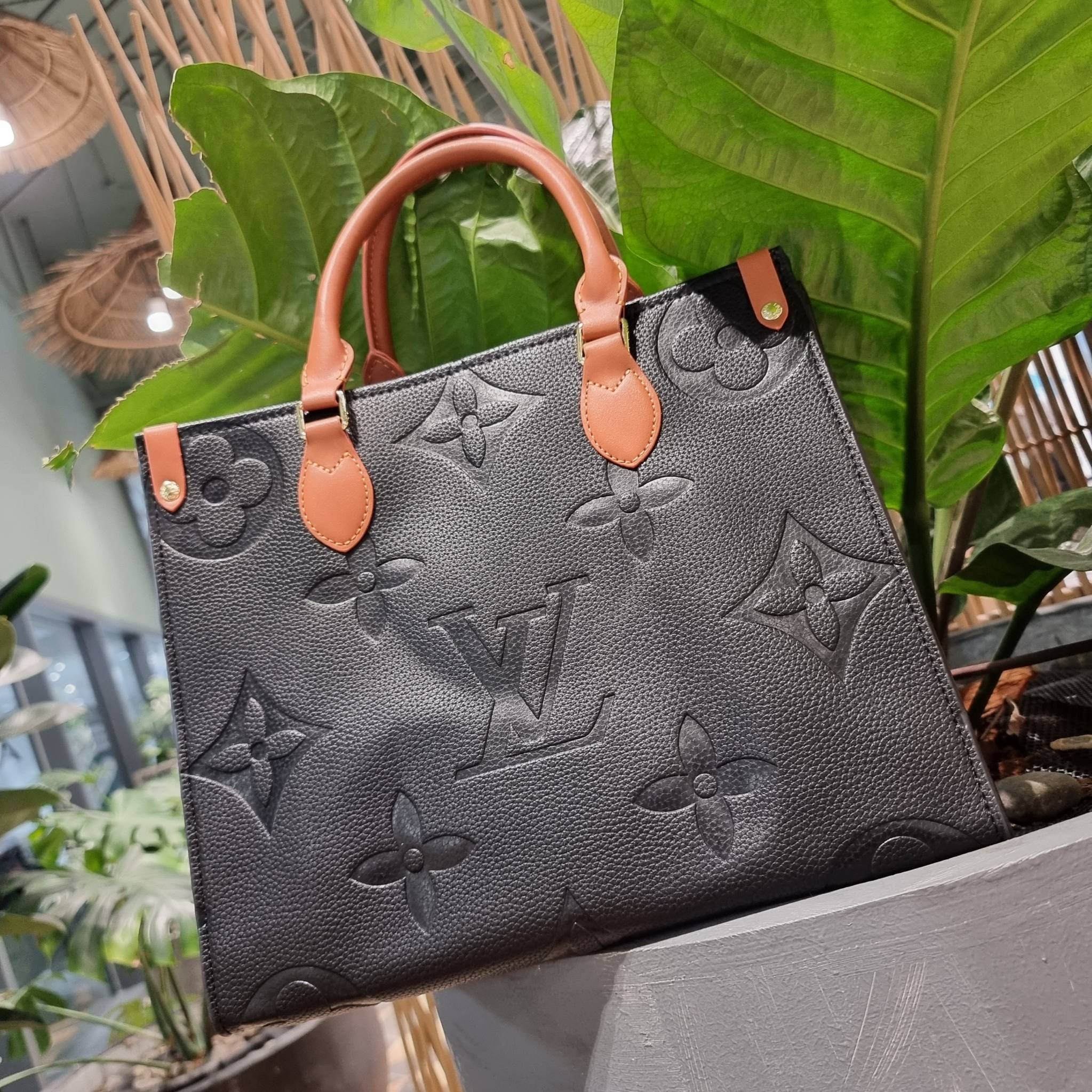 LV crossbody tote bag / LV Shopping Bag ดีไซน์สวยคม สมราคา ดูแพงไปอีก ด้วยดีเทลลายของหนัง crossgrain กระเป๋าทรงโท้ทคลาสสิค ผู้ดียืนหนึ่ง โทนสีใช้งานง่าย แมทช์ได้ทุกลุค มาพร้อมหูจับในตัว แบบหูหิ้ว และหูยาวสำหรับสะพายไหล่ เก๋มาก ชิคมาก ภายในโล่งกว้างมาก มีอ