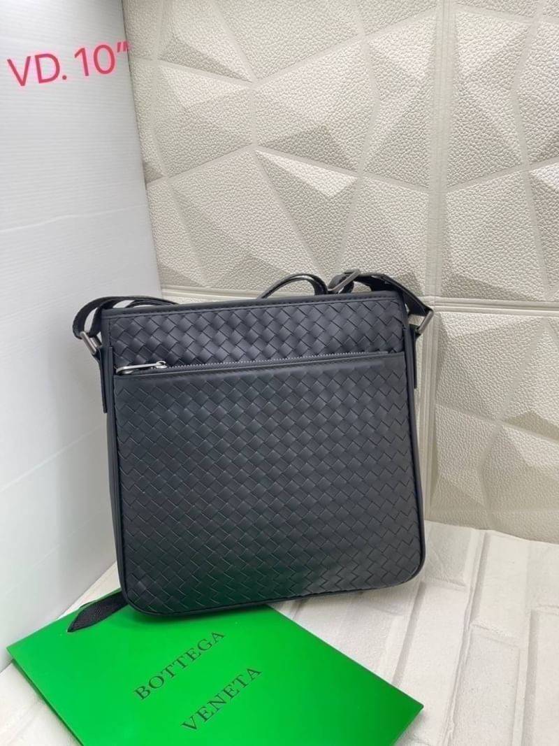 BOTTEGA VENETA Messenger Bag กระเป๋าสะพายทรงแมสเซนเจอร์ ดีไซส์สานเป็นเอกลักษณ์ของแบรนด์ รุ่นตามหาที่หนุ่มๆ ควรมี ดีไซส์เรียบหรู คลาสสิก ใช้งานง่าย everyday look จะซื้อใช้เองหรือเป็นของฝากก็เหมาะมากๆ ค่ะ