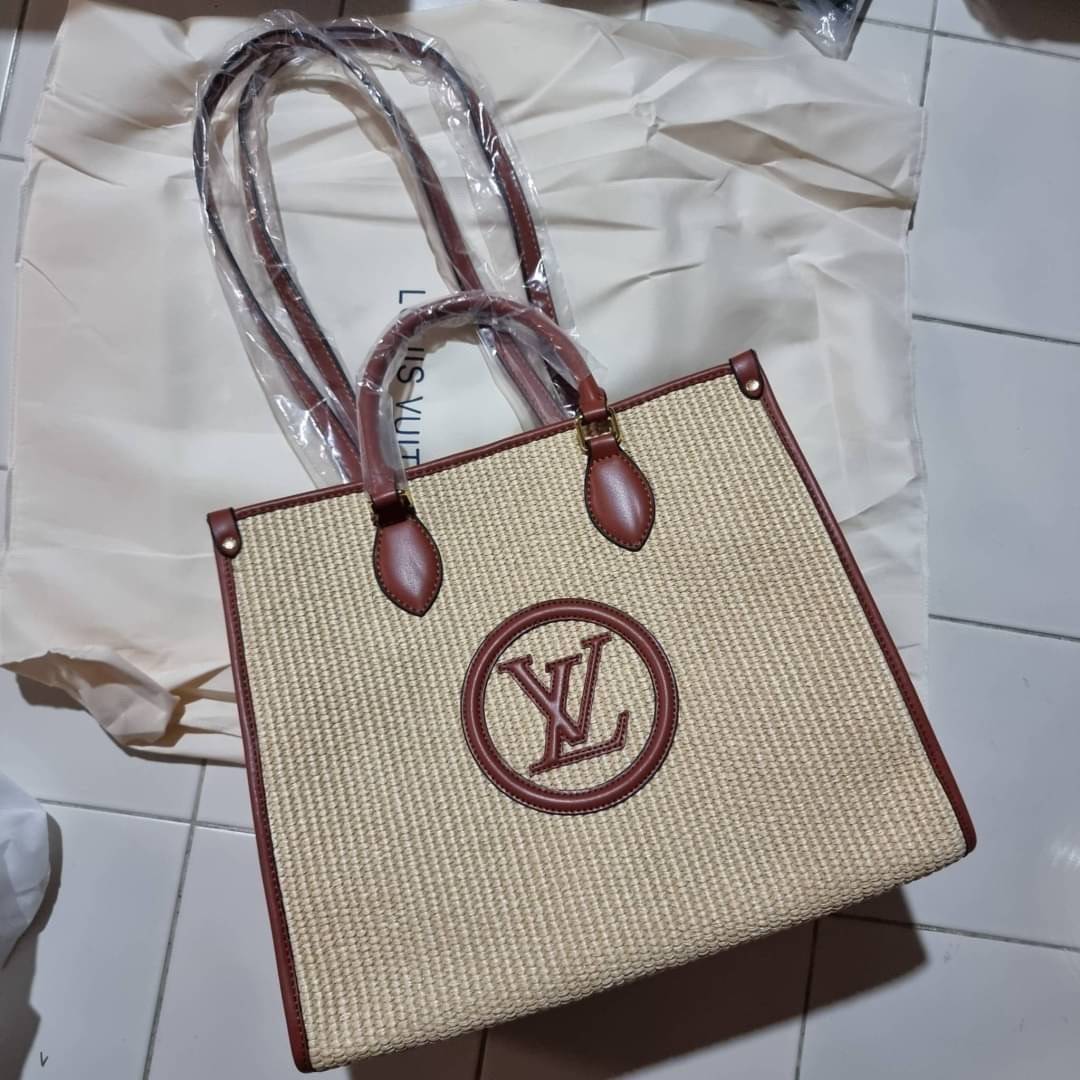 VIP 🥂 LV RAFFIA TOTE BAG ไอเท็มเอ็กซ์คลูซีพใหม่ล่าสุดก่อนใคร กระเป๋าสะพายใบใหญ่รุ่นลิมิเต็ด หายาก ด้วยวัสดุสังเคราห์จากธรรมชาติ สานเต็มใบออกมาเป็นลวดลายสวยงาม และยังโดดเด่นด้วยโลโก้ สีโทนอุ่น ทำให้ไอเท็มนี้ ดูดีน่าค้นหา ด้วยทรงโท้ทที่ทำให้สามารถจั