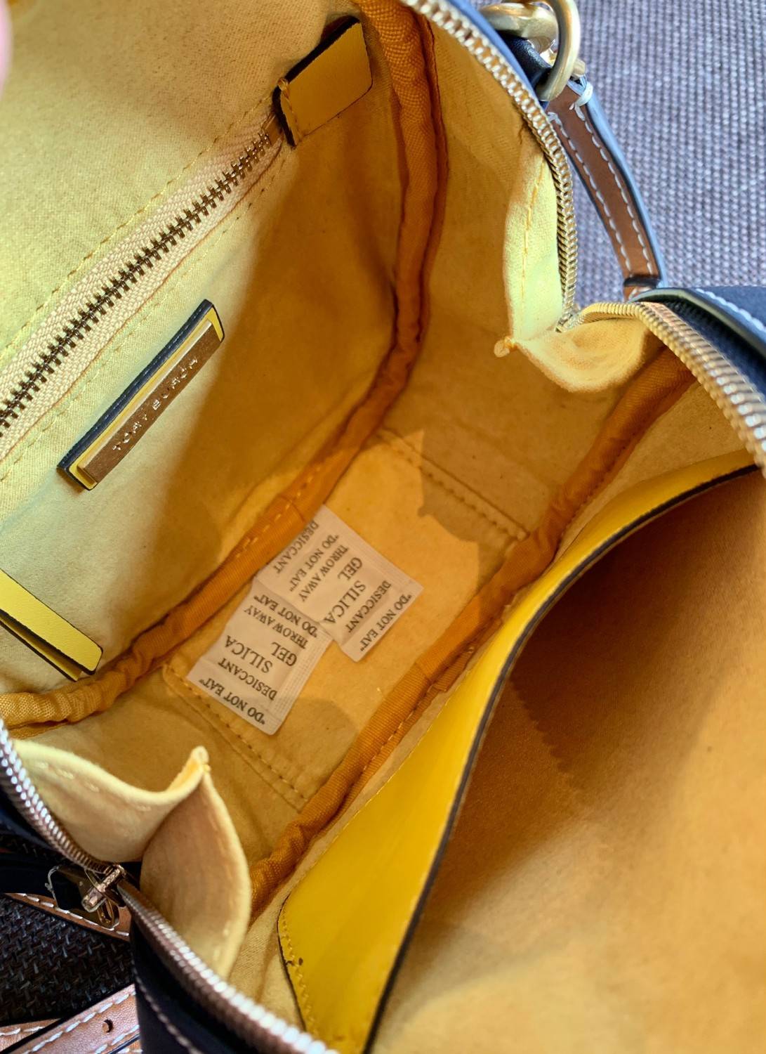 TORY BURCH T MONOGRAM JACQUARD CIRCLE BAG ((Large size)) พร้อมส่งที่ไทย สวยก่อนใครที่นี่! กระเป๋าจาก Tory burch รุ่นนี้มาในสไตล์ทรงวงกลม สุดคลาสสิค ดูคล่องตัวมากขึ้น วัสดุJacquardทอลายแบรนด์+ขอบหนังแท้ ได้ลงตัวสวยงามอยู่เหมือนเดิมค่ะ