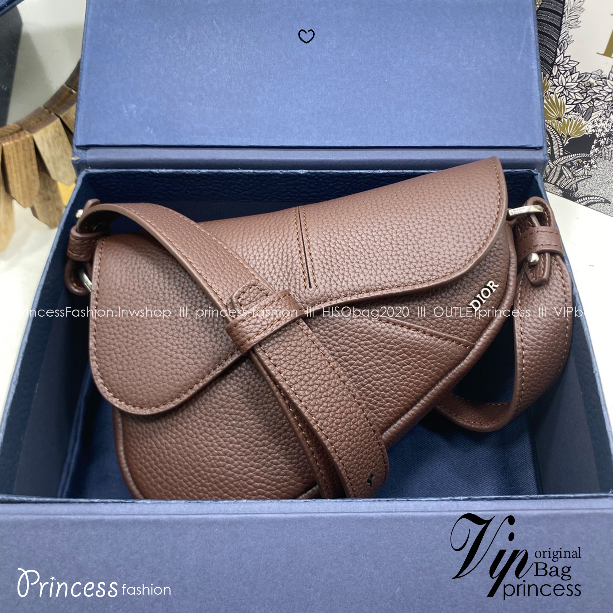 ORI หนังแท้ | DIOR Mini Saddle Bag กระเป๋าสะพาย คาดอก ผ้าแจ็กการ์ดลาย Oblique สีเบจและสีดำ นำเสนอมุมมองใหม่ให้กับดีไซน์ไอคอนิกด้วยรูปทรงที่ทันสมัย