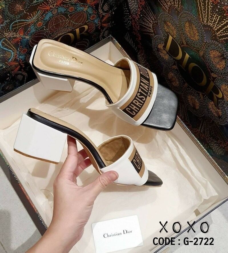 Christian dior รองเท้า งานสวม สวยเก๋ ดูแพงเกินราคาขาย สวมใส่ง่าย งานเรียบร้อย ส้นทรง 6 เหลี่ยม ใช้งานจริง ใส่สบาย ทรงตัวไม่เมื่อย
