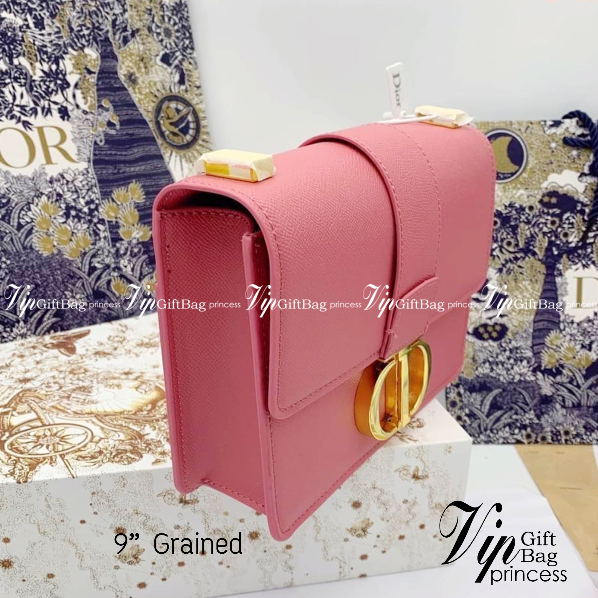 Dior 30 Montaigne Bag in Grained 9" รุ่นหนังลายเกรน กระเป๋าสะพายดิออร์ เอกลักษณ์ของความหรู น้ำหนักเบา ไอเท็มหายาก!! Best seller!! ยกให้น้องเลย!! ดีไซน์เรียบหรูในความเป็นเอกลักษณ์ ใช้งานง่าย สะดวก ได้ทุกโอกาส แนะนำเป็น everyday bag ติดตัวไว้เลยจ้าสาวๆ